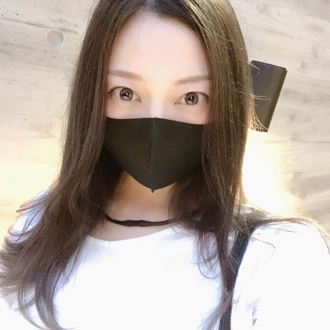 百々さおりのインスタグラム：「グレージュカラーに戻したょ。 最近インスタが髪色変えたbotになってる😕笑  #me #hair #color #グレー　#グレージュ #髪色　#秋カラー」