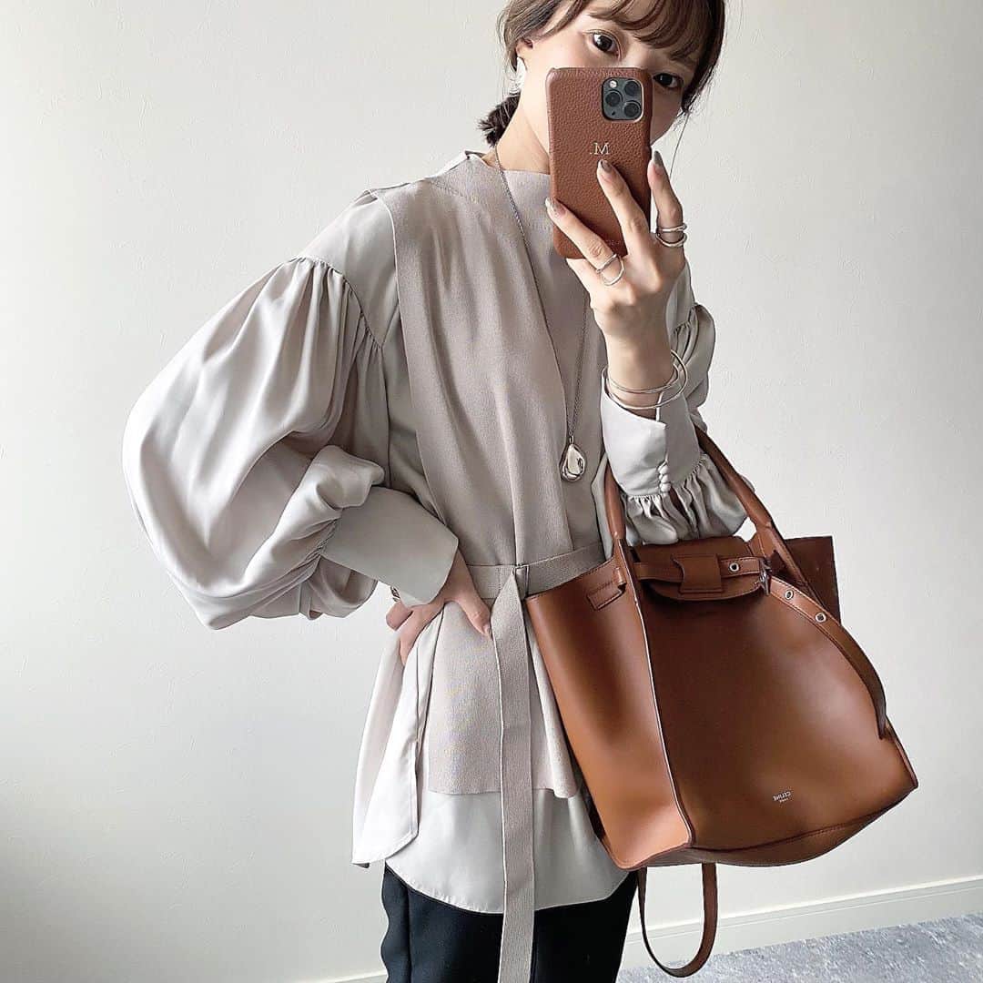 のインスタグラム：「2020.9.12 ・ ベストとボリューム袖のブラウスがセットになった @elendeek のトップス🥺❤︎ ・ グレージュカラーがまた上品で目を惹きました𓆃𓇢✧ ・ ブラウスだけでもかわいくて、デニム合わせてカジュアルダウンしても良さそう🤍 ・ tops #elendeek#elendeek_snap  @elendeek_snap pants #zara bag #celine shoes #pellico ・ ☞☞☞ 撮り忘れたけどこのコーデでも欠かせない#ギュギュギュ @gyugyugyu_lme ・ ハイウエストなパンツは特に、ウエストサイズでコーデのシルエットが変わってくるので手放せないです。 #骨盤矯正」