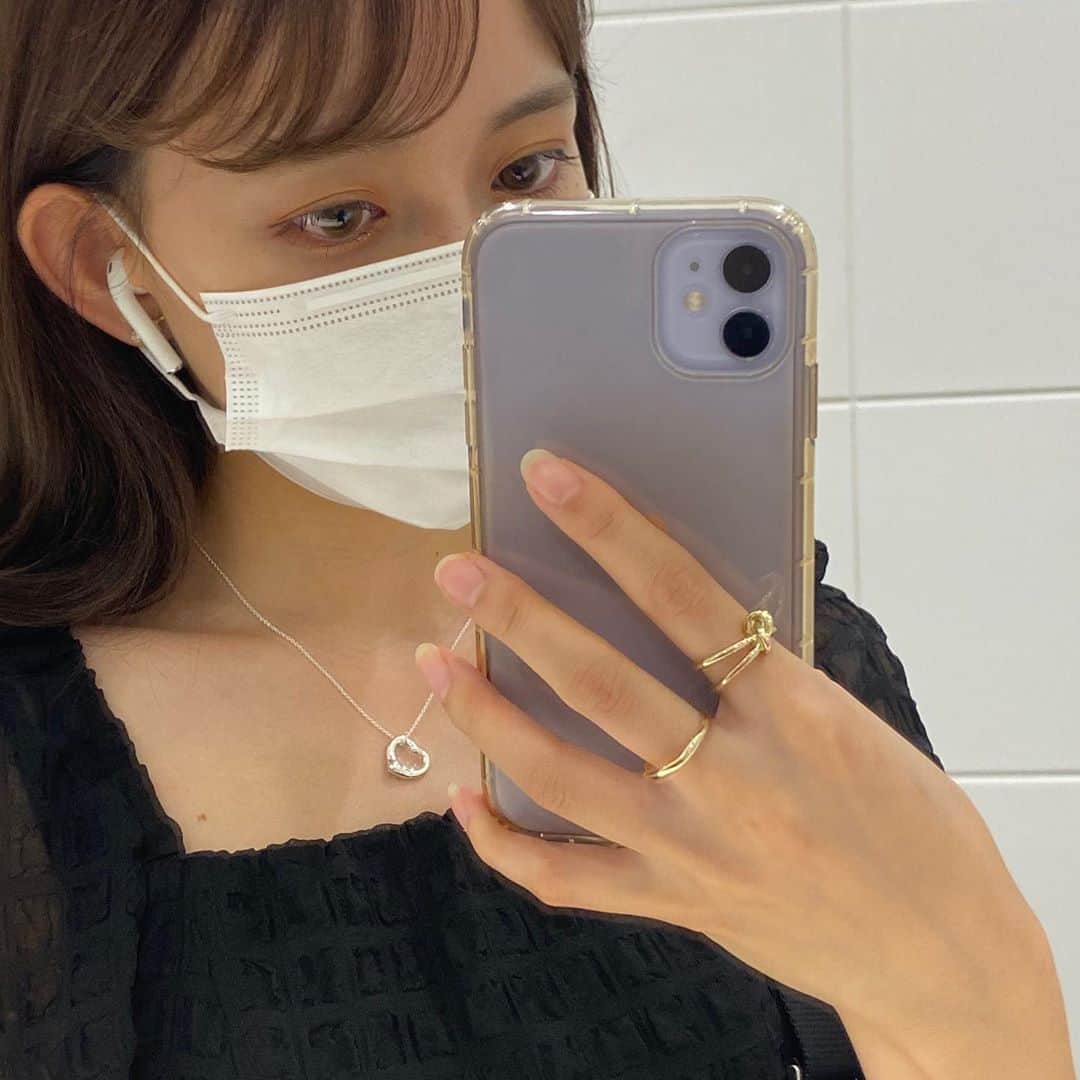 野島樺乃のインスタグラム：「AirPods、お父さんからのお誕生日プレゼント . . . #airpods #私服 #コーデ #ootd #iphone #오오티디  #fff #fashion #followｍe #モード系 #黒 #black #リング #指輪」