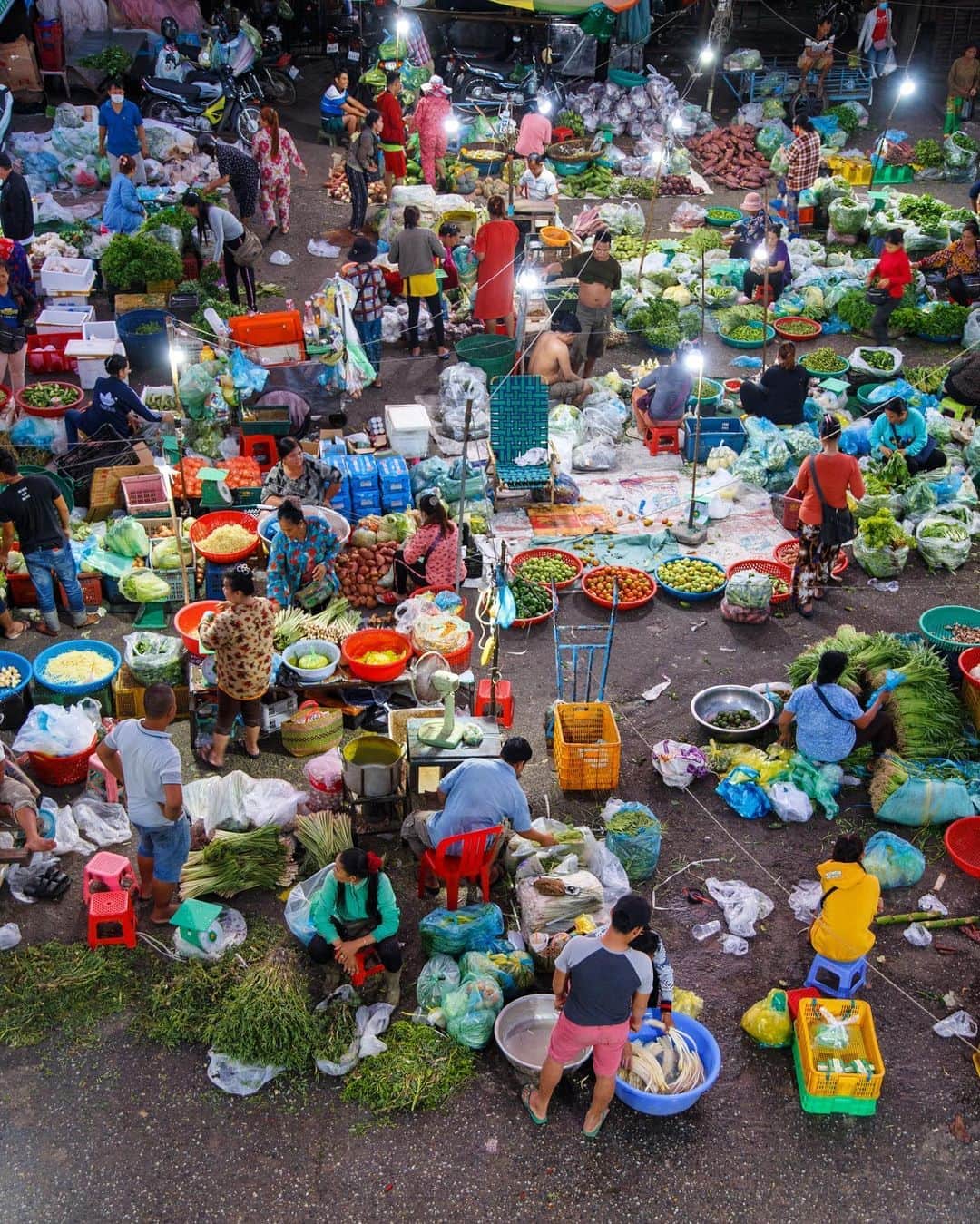 Shunsuke Miyatakeのインスタグラム：「Local Fresh Market 0530am, Phnom Penh, Cambodia」