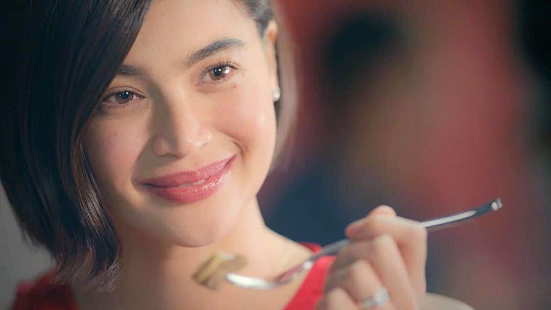 アン・カーティスのインスタグラム：「Remember this? Throwback to my short hair and when I was newly engaged shooting my first jollibee commercial AND could have my fave Jollibee Burger Steak anytime (miss ko na 🤤 pati chicken joy), but since I can’t enjoy it atm happy ako na at least yung family ko nakapag @Jollibee drive thru na. Ibang level nga daw ang safety measures ng Jollibee in preparing their food. So kahit sa video chat ko na muna ma-experience ang Burger Steak for now, okay lang basta alam kong safe and happy ang family ko. @jollibee #BeedaAngSafetyAtSaya」