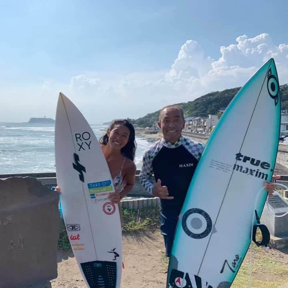 大村 奈央さんのインスタグラム写真 - (大村 奈央Instagram)「🏄‍♀️→🏄‍♀️→🏄‍♀️💦  太郎さん @true_surfboard とのサーフィンは小さい頃から安心✌️ pc @truesma」9月12日 20時58分 - naoomura