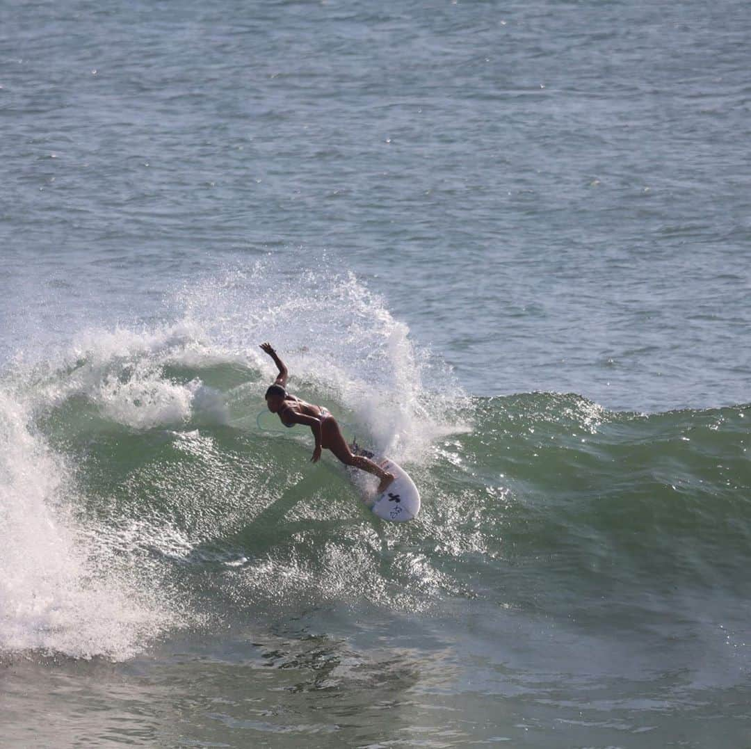 大村 奈央さんのインスタグラム写真 - (大村 奈央Instagram)「🏄‍♀️→🏄‍♀️→🏄‍♀️💦  太郎さん @true_surfboard とのサーフィンは小さい頃から安心✌️ pc @truesma」9月12日 20時58分 - naoomura