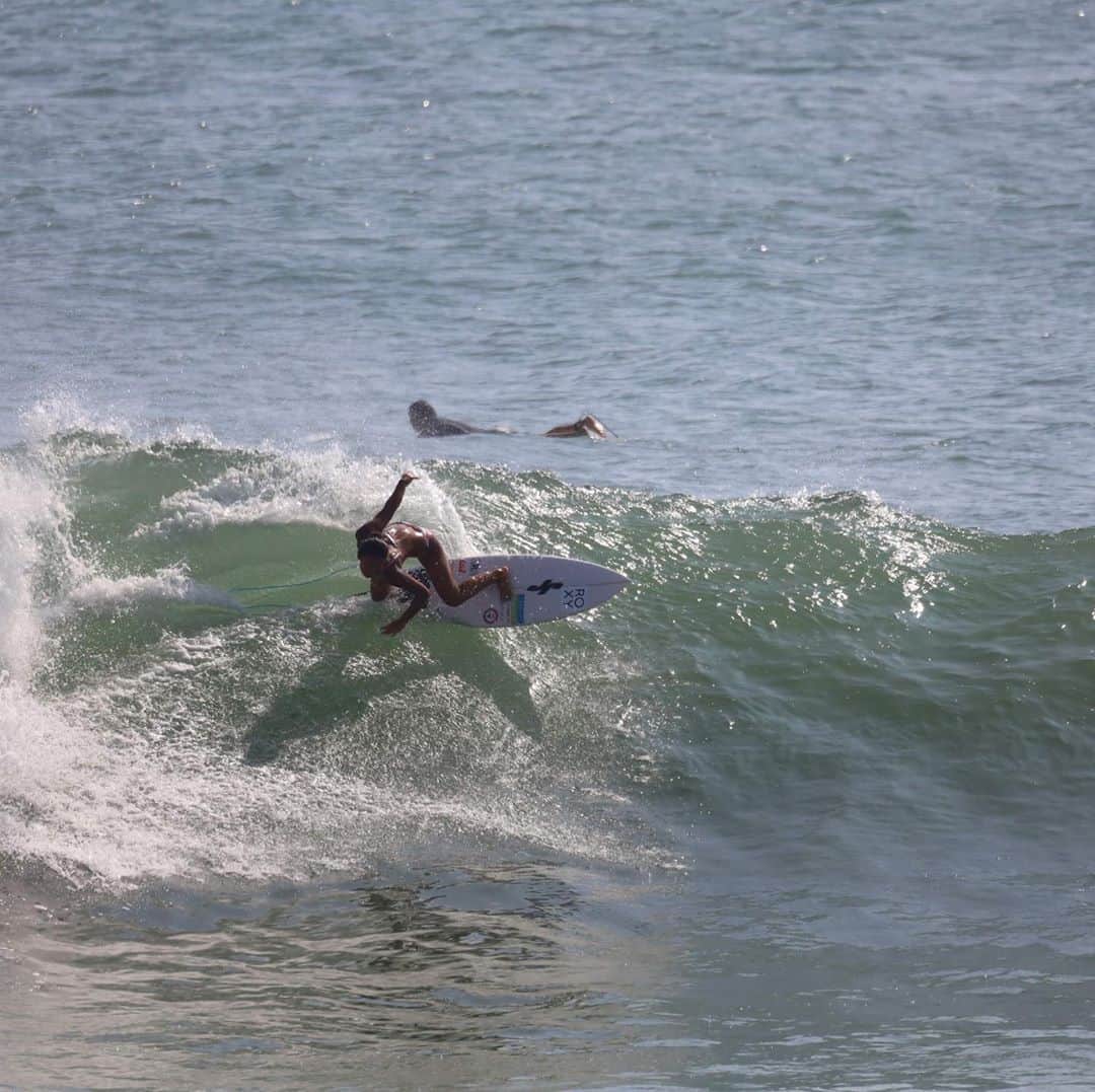 大村 奈央さんのインスタグラム写真 - (大村 奈央Instagram)「🏄‍♀️→🏄‍♀️→🏄‍♀️💦  太郎さん @true_surfboard とのサーフィンは小さい頃から安心✌️ pc @truesma」9月12日 20時58分 - naoomura