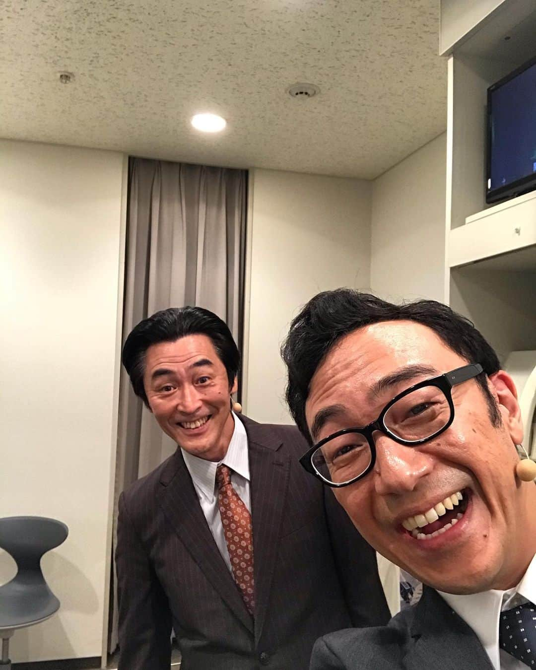 角田晃広さんのインスタグラム写真 - (角田晃広Instagram)「朗読劇『半沢直樹』終了！  「おかしな二人の殺人事件」 角田晃広（三木重行役）×佃 典彦（曾根崎雄也役）  やらせていただきました。 観てくれた方々、ありがとうございました。 佃さん、お疲れ様でした！！  本日と同じ新国立劇場で行われた、 第22回 東京03単独公演「ヤな塩梅」 9/6(日)のライブ配信の、 見逃し(アーカイブ)配信視聴チケット(4,500円/税込)販売中!!  【配信日程】 見逃し(アーカイブ)配信:	9/7(月)18:00～12/3(木)23:59 ※配信期間中に視聴ログイン開始〜3日間は何度でも視聴可能。 自由に見たい箇所からご視聴いただけます。 チケットはこちらからお願いします！  https://official-goods-store.jp/tokyo03/  #東京03#曾根崎雄也#三木重行#佃典彦」9月12日 20時53分 - akihiro_kakuta