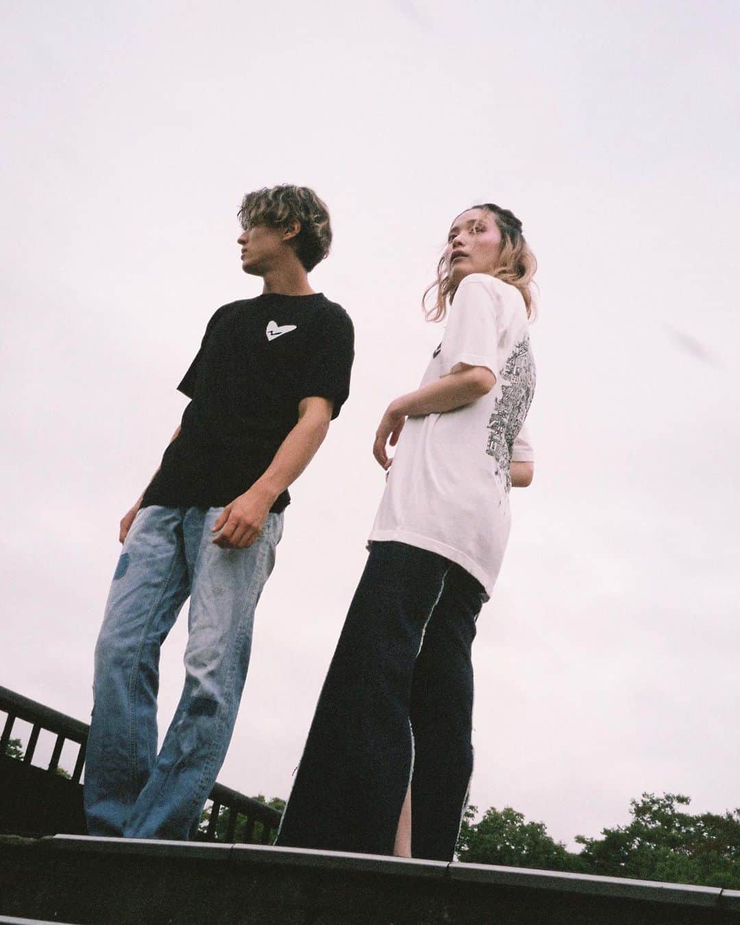大原海輝のインスタグラム：「コラボシリーズ第二弾🥀  篠崎理一郎氏と！！！  『いつか絶対に一緒に作品を作ろうと話した友人』だったり、 『漠然と何かやりたいと言っていた話』 に"きっかけ"や"意味″を作ってしまおうと思います。( ein )で始めた事を次へ。  これからをお楽しみに！ For @ein_i_am   Design : @reeeeeach0222  Photo& Producer : @umichan1015  Hair&Make : @guchiii.hm  Model : @kojisaikawa @sakurayokose  Support : @yu_uki333   …Thanks!!!! & biglove!!!!!!!  Ｑ．篠崎理一郎さんにとって描くとは何ですか？  Ａ．「 NOW 」  僕にとって絵とは、寝て、食べるみたいな習慣の一つであって、今もその位置づけは変わらない。 ただ歳を取るにつれて、描く行為は曖昧な自分を記録して、社会と繋がる為の術でもあるように感じて来た。 口から出す言葉だけを辿るのでなく、身体が感じるものに耳を傾けて、 その都度感じたものを素直に形にしていくのが自分らしいなと思う。  ( aidea : : )   Profile : 篠崎理一郎   1989年鹿児島生まれ。アーティスト・イラストレーター。主にドローイングと線画を軸に作品を展開する。 自身の展示活動ほか、近年はTK from 凛として時雨 『Acoustique Electrick Session"』ツアーグッズイラストから始まり、アジカンことASIAN KUNG-FU GENERATIONの後藤正文さんが編集長を務める雑誌『The Future Times』第9号の表紙イラスト提供など。 広告やファッションブランド、ミュージシャンのCDジャケット、映像作品へのアートワークなどに関わる。」
