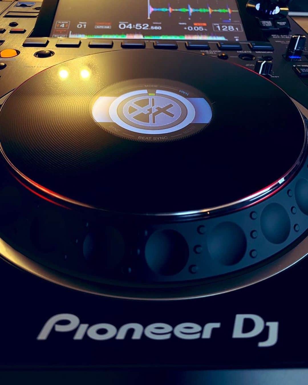 Yamatoさんのインスタグラム写真 - (YamatoInstagram)「Unboxing new Pioneer DJ CDJ-3000 HELLO CDJ-3000 !!! #pioneerdj #cdj3000 #unboxing」9月12日 20時54分 - yamatodj