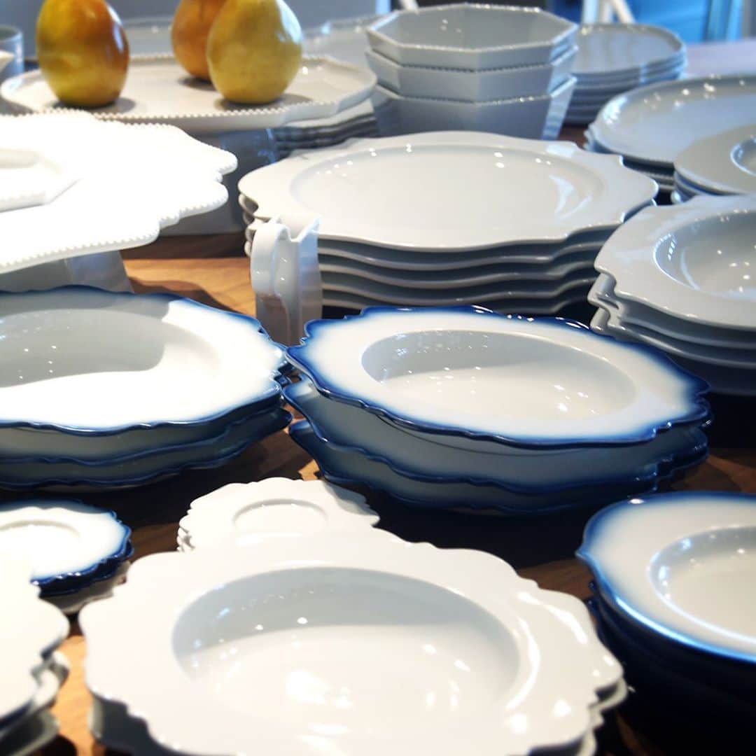 GERVASONI JAPAN / ジェルバゾーニ ジャパンのインスタグラム：「Gervasoni Tokyoでは、Paola Navoneがデザインした食器や雑貨も展示・販売しております。 是非店頭でお手にとってご覧ください^ ^  【GERVASONI TOKYO】 〒107-0062 東京都港区南青山 6-8-8 Tel:03-6418-5764 Fax:03-3486-5074 営業時間：11:00~18:00(事前予約制) 火・水曜定休   ※ご来店は事前予約制を承っております。前日までにご予約をお願いいたします。 ※新型コロナウィルス感染拡大の状況に応じて営業時間・定休日を変更する場合がございます。 変更があり次第、弊社ホームページおよびSNSにてご案内させて頂きます。  #gervasoni #gervasoni1882 #gervasonijapan #gervasonitokyo #gervasonitour  #paolanavone #interior #interiordesign #madeinitaly #mohebbanmilano #instamood #instagood #picoftheday #archilovers #architecture #archiproducts #productdesign #photooftheday  #ジェルバゾーニ #ジェルバゾーニジャパン #ジェルバゾーニトーキョー #南青山 #東京 #インテリア #イタリア家具 #ソファ #椅子 #テーブル #お洒落さんと繋がりたい #インテリア好き」