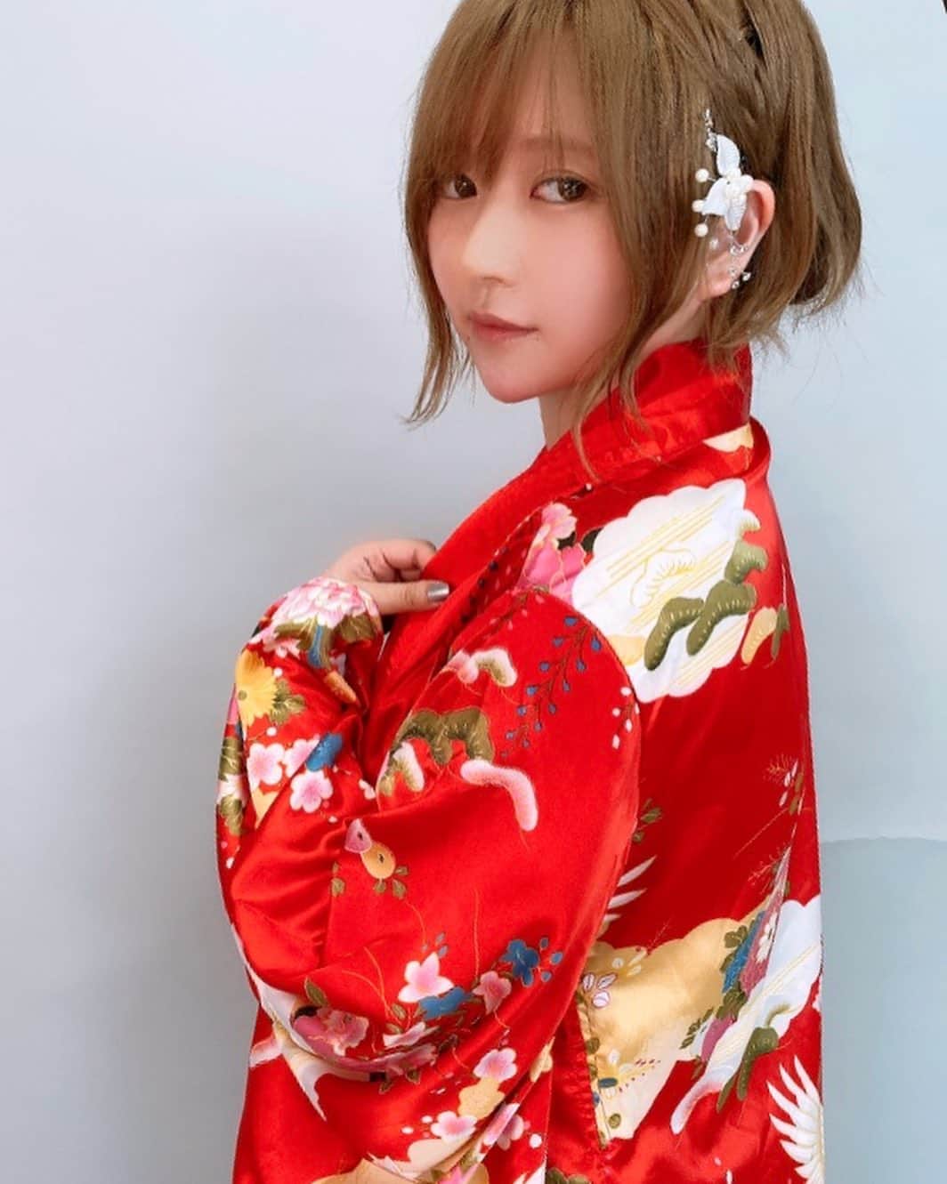のインスタグラム：「今回のチェキは 普段着ないような服選んでみんょ  #あゆくま　#あゆみくりかまき #いよいよ明日」