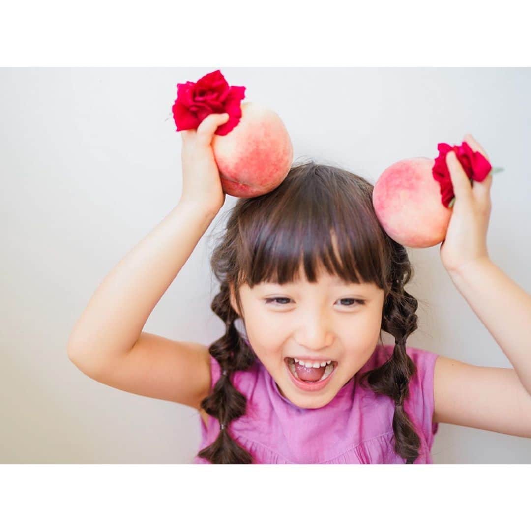 Kyooonのインスタグラム：「桃が大好き🍑﻿ ﻿ ﻿ そんな桃の良い香りのボディウォッシュをお試しせていただきました🛁﻿ ﻿ ソフティモナチュザボンセレクトから新発売のボディウォッシュは、1プッシュだけでもちもち泡が出てきて、肌についてる大気中の汚れや微粒子をスッキリ落としてくれます。﻿ ﻿ ﻿ 洗ってる時はピーチ＆ローズの香りなのに、お風呂上がりはスウィートリリーの香りになってるという不思議😳✨﻿ 新開発のアロマチェンジ処方というものらしく、この暑い時期の気になるイヤ〜な匂いも全部カットしてくれてお風呂がますます楽しみに◟̊◞̊ ✨﻿ ﻿ ほんとに良い香りなので是非香りを楽しんでみて欲しいです🍑🌹✨✨﻿ #ナチュサボン#ナチュサボンセレクト#ボディウォッシュ#ソフティモ#泡ボディウォッシュ#濃密泡#高保湿#バスタイム#美肌#ボタニカル#お風呂　﻿ #肌ケア#コーセーコスメポート#ニオイケア#香り　﻿ #やさしさ#ボディソープ﻿#natusavon_supported」