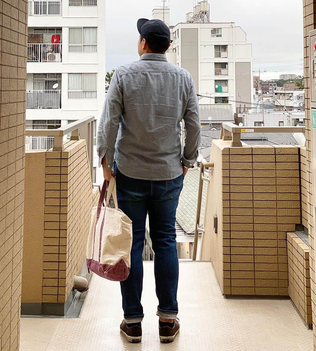 のインスタグラム：「☺︎ ワークスタイルを意識して郵便局へ〒 . #nigelcabourn #ナイジェルケーボン  #gramicci x #lee #リー x  #グラミチ  #converse #コンバース　#ct70  #llbean #エルエルビーン #hickorystripe  #uniqlo #ユニクロ #workstyle 久々長そで」