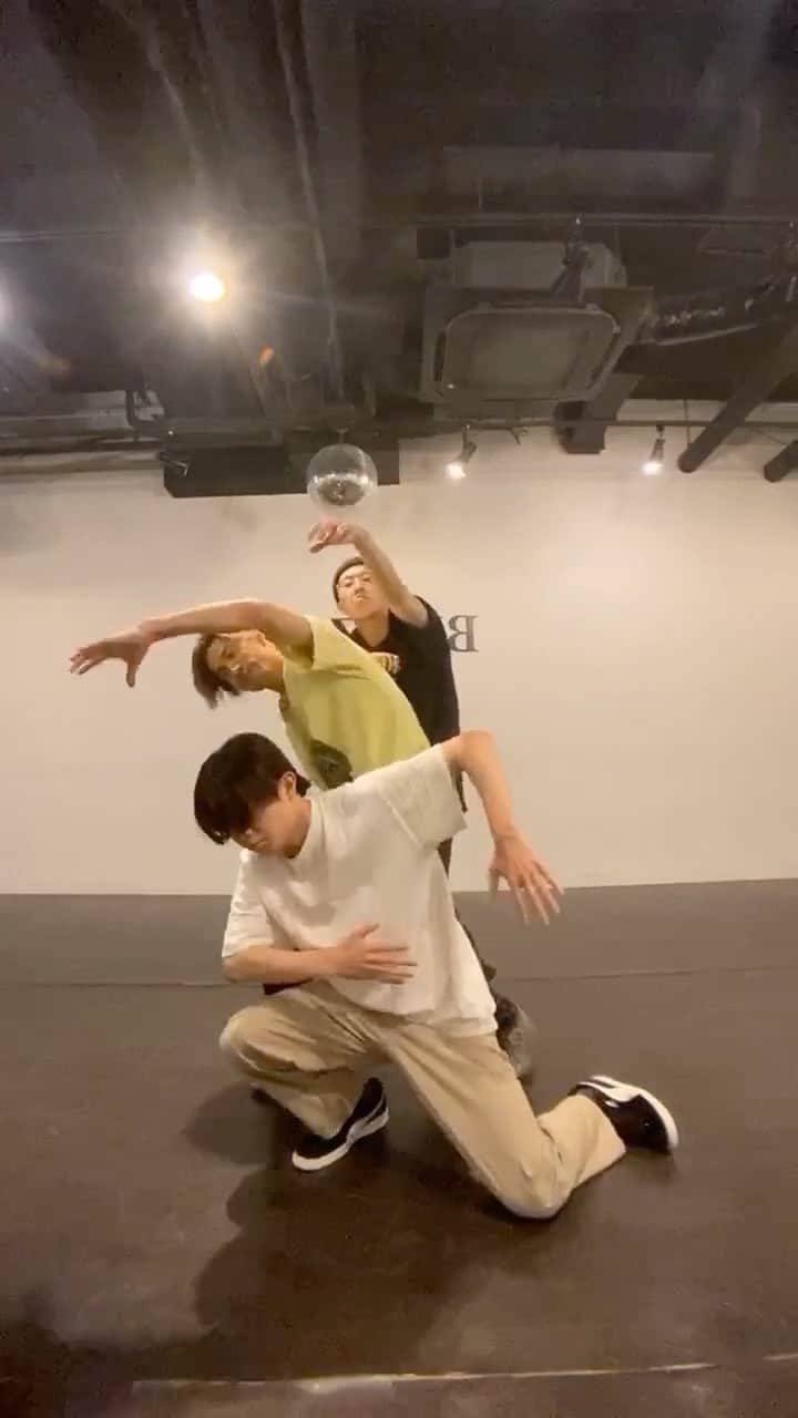 古幡亮（WATWING）のインスタグラム：「Interlock!🕺🕺🕺 w/ @kota_glass  @tatsuki_fukkun  . . 🎧 Robotics - @zaehd . . #dance#ダンス #reels#reelsinstagram#tiktok #リール #watwing#ryofuruhata」