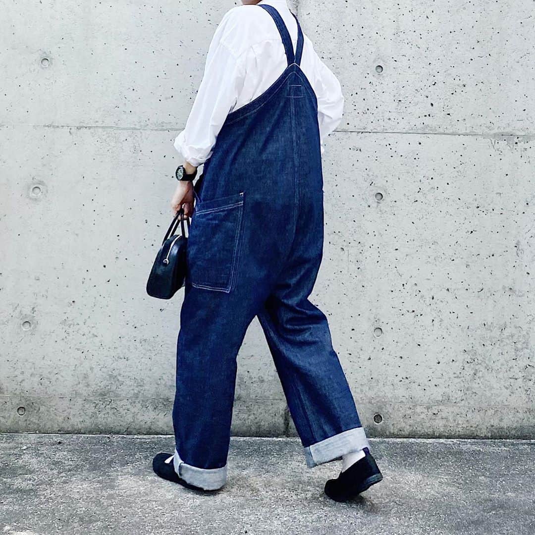 ryokoさんのインスタグラム写真 - (ryokoInstagram)「▪︎ . 白シャツとデニムのオーバーオール . . . shirt #graphpaper  overalls #harvesty bag #artsandscience  shoes #moonstarshoes」9月12日 21時01分 - ryo___ka