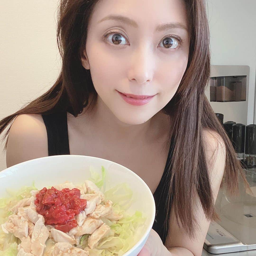 白木優子のインスタグラム：「本日もYouTube動画アップしました。 白木キッチン 白木クッキング〜👍  10分ヘルシー料理作ってみた！ https://youtu.be/WiuT5RDGP-U  #YouTube #Yuukochannel」