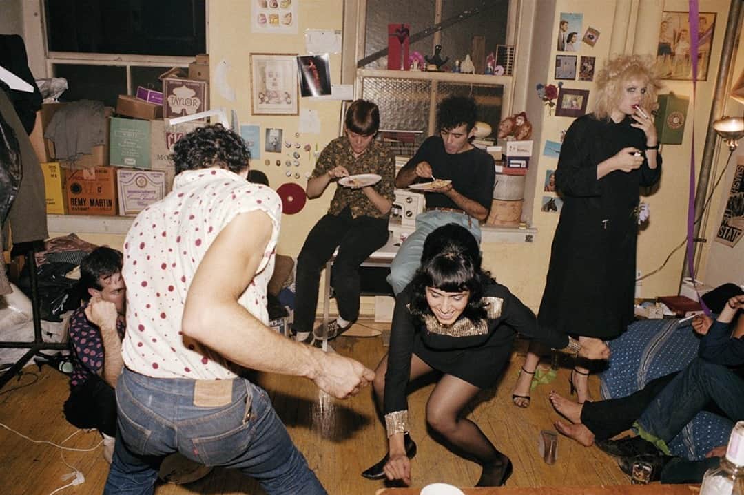 アンダーグラウンドのインスタグラム：「Happy Birthday to photographer Nan Goldin. Most notable for documenting the post-Stonewall gay subculture and exploring LGBTQ-related themes, Nan Goldin has been heavily influenced by artists such as Andy Warhol and Federico Fellini.⁠ ⁠ Unlike some photographers who were interested in psychoanalysing or exposing the queens, Goldin respected and appreciated the different facets of sexuality. Goldin once said, "My desire was to show them as a third gender, as another sexual option, a gender option. And to show them with a lot of respect and love, to kind of glorify them because I really admire people who can recreate themselves and manifest their fantasies publicly. I think it's brave."⁠ ⁠ 📸: The Ballad of Sexual Dependency (1986)⁠ ⁠ #britishsubculture #nangoldin #undergroundengland」