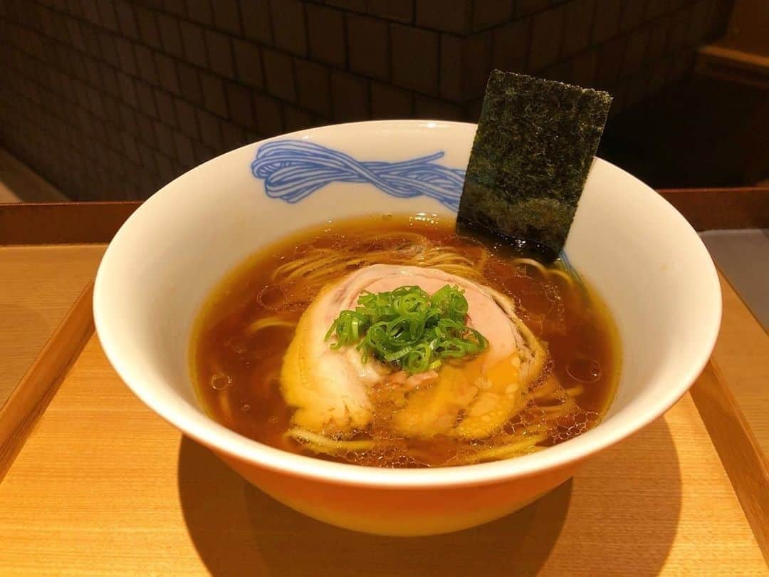 のインスタグラム：「『東カレ倶楽部メンバー様よりリポスト』⠀⠀⠀⠀⠀⠀⠀⠀⠀ #repost ☞ @masahiro_49_007⠀⠀⠀⠀⠀⠀⠀⠀⠀ 札幌の名店LabQプロデュースの凛@東京駅構内。大つけ麺博でLabQの食べたときはかなりおいしくて、で今回8月にオープンのこちらへ。駅構内しかも改札内でこれが食べれるすごさ、東京の数多ある名店一気に抜き去った気がします。⠀⠀⠀⠀⠀⠀⠀⠀⠀ ⠀⠀⠀⠀⠀⠀⠀⠀⠀ #ニッポンラーメン凛トーキョー #凛 #japaneseramennoodlelabq #labq #醤油ラーメン #らーめん #ラーメン #チャーシュー #東京駅 #グランスタ東京 #グランスタ #八重洲 #ラーメン屋 #ミシュラン #ビブグルマン #ラーメン部 #東京グルメ #東カレ倶楽部 #ramenporn #ramen #ramennoodles #gourmet #foodporn #food #foodgram #foodgasm #foodporn #foodpic #masa_gourmet」