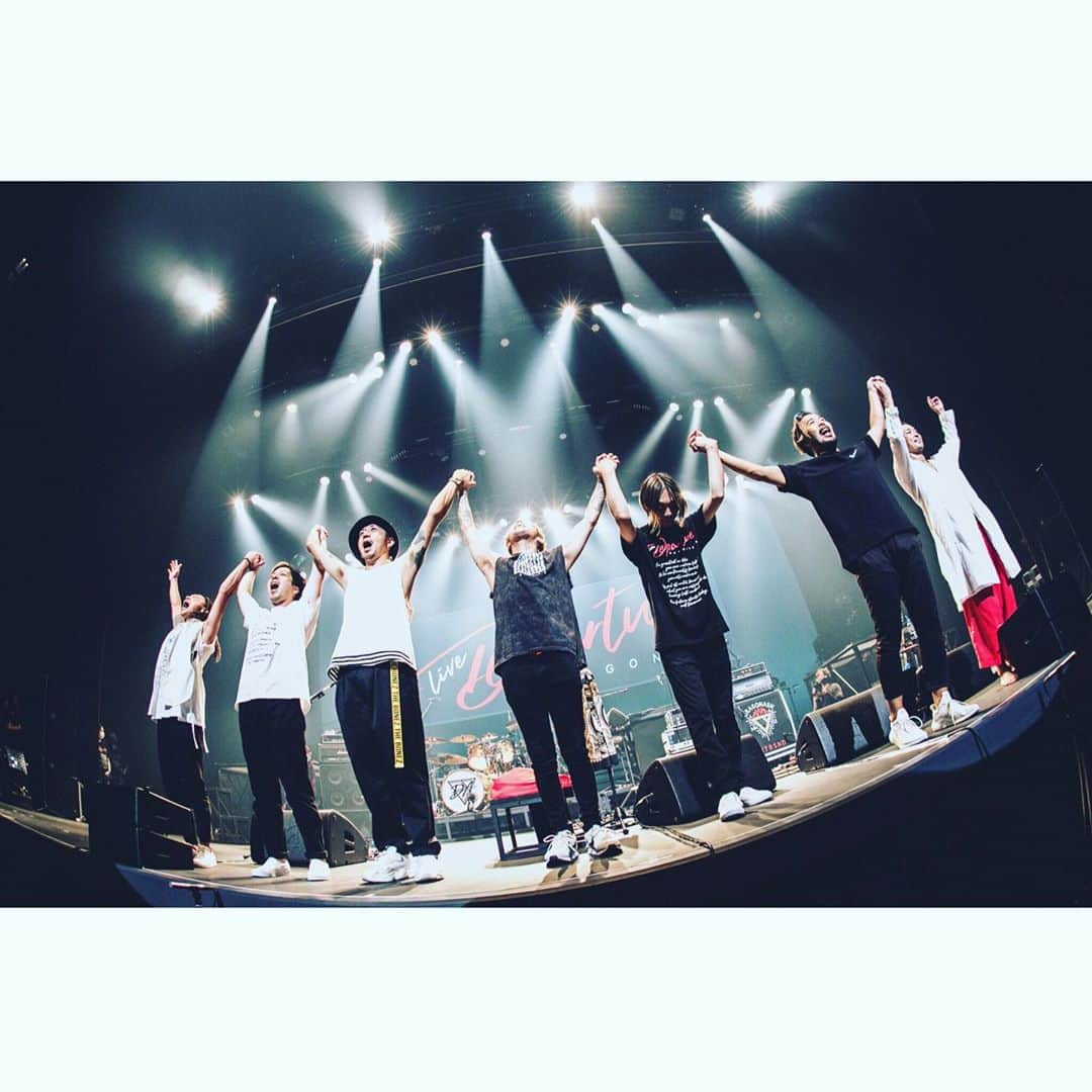 のインスタグラム：「DRAGONASH LIVE "DEPARTURE" から１週間が過ぎ、今も最幸だった夢の様な時間の余韻に浸っていますが、 見逃しアーカイブ配信は 明日までとなっています。  会場の一体感を感じて下さい！ みんなで作り上げた7人でのライブ🎶  未だ間に合います！是非‼︎  アーカイブは 各動画配信サイトより購入出来ます！  PIA LIVE STREAM https://w.pia.jp/t/dragonash-pls/ 販売期間：　〜　2020年9月13日(日)・21:59 アーカイブ配信　視聴可能期間：ライブ終了　〜　2020年9月13日(日)・23:59   uP!! https://up.auone.jp/articles/id/80907?ref=os 販売期間：　〜　2020年9月13日(日)・21:59 アーカイブ配信　視聴可能期間：ライブ終了　〜　2020年9月13日(日)・23:59   GYAO! https://yahoo.jp/vpvAN1 販売期間：　〜　2020年9月13日(日)・23:59 アンコール　視聴可能期間：2020年9月6日(日)・12:00　〜　2020年9月13日(日)・23:59   U-NEXT https://t.unext.jp/dragonash 見逃し配信　視聴可能期間：2020年9月5日(土)・12:00　〜　2020年9月13日(日)・23:59 【見逃し配信単品】 販売期間：2020年9月5日(土)・12:00　〜　2020年9月12日(土)・23:59 見逃し配信　視聴期限：上記［販売期間］の購入時から24時間 備考： ※配信開始時間は変更となる場合があります。 ※ライブ視聴パック購入の方は、見逃し配信期間中は何度でも視聴可能です。 ※見逃し配信単品を購入された方の視聴期限は購入時から24時間となります。  photo by @nekoze_photo   #dragonash #departure #20200904」