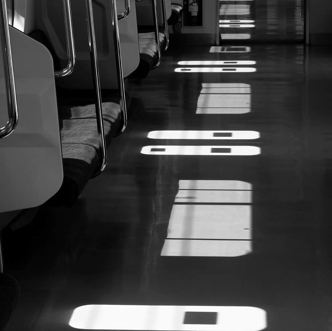 naotakeのインスタグラム：「車窓 - Train windows / X-T2 & Snapseed, 20200913 . . 亀戸餃子を初めて食べた。ライスがないのを知らなかった。 . . #spicollective #royalsnappingartists #infamous_family #rsa_main #infinity_photo_cult #2_fineart #jp_gallery_member #jp_gallery_bnw #trb_bnw #wp_bnw  #bnw_life #bnwlife_member #bnw_life_shots #bnw_captures #world_bnw #top_bnw #team_jp_ #team_jp_モノクロ #ig_energy_bw #ig_nihon #streetphotographybnw #igersjp #blackandwhite #bnw #bnwphoto #monochrome #bw #bnwphotography #今日もx日和 #fujifilm_xseries」