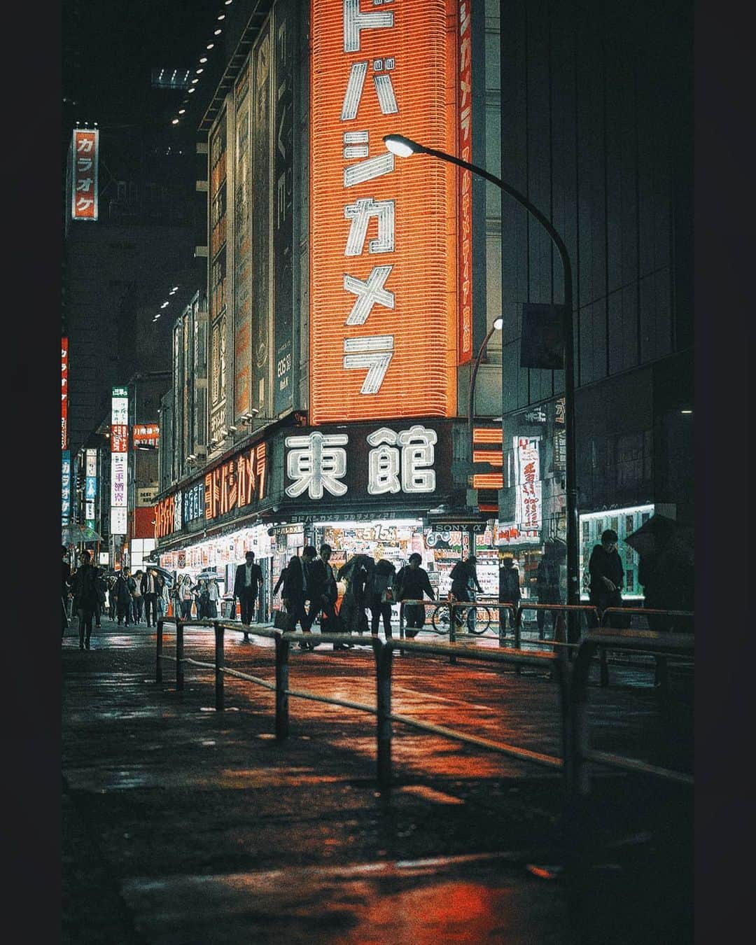 Berlin Tokyoさんのインスタグラム写真 - (Berlin TokyoInstagram)「The neon lights reflecting on the road shed light on people's steps as they make their way home. . . .#hellofrom tokyo #japan」9月12日 21時10分 - tokio_kid