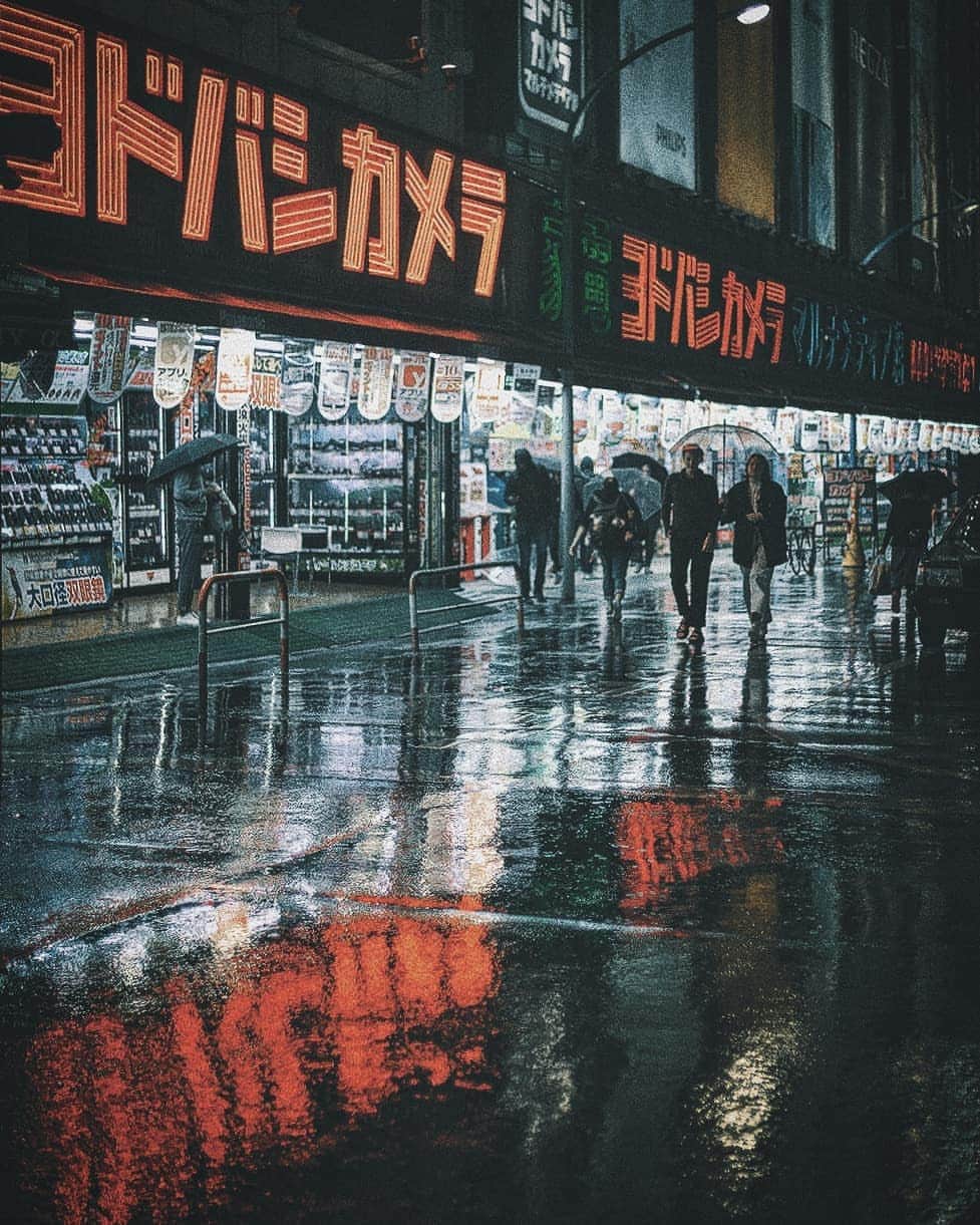 Berlin Tokyoのインスタグラム：「The neon lights reflecting on the road shed light on people's steps as they make their way home. . . .#hellofrom tokyo #japan」