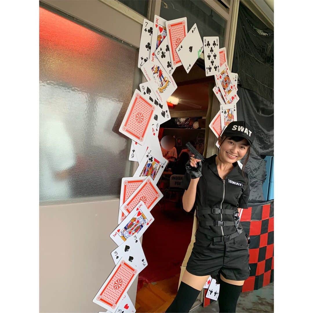 堀口日萌のインスタグラム：「文化祭🤪🤪  今年はSWATでまわった🔫🔫 なんもしてないのに足疲れた スーパーウルトラマグニフィセント楽しかったです⭐️🌈🌑  #文化祭#コスプレ#SWAT #ひめ」