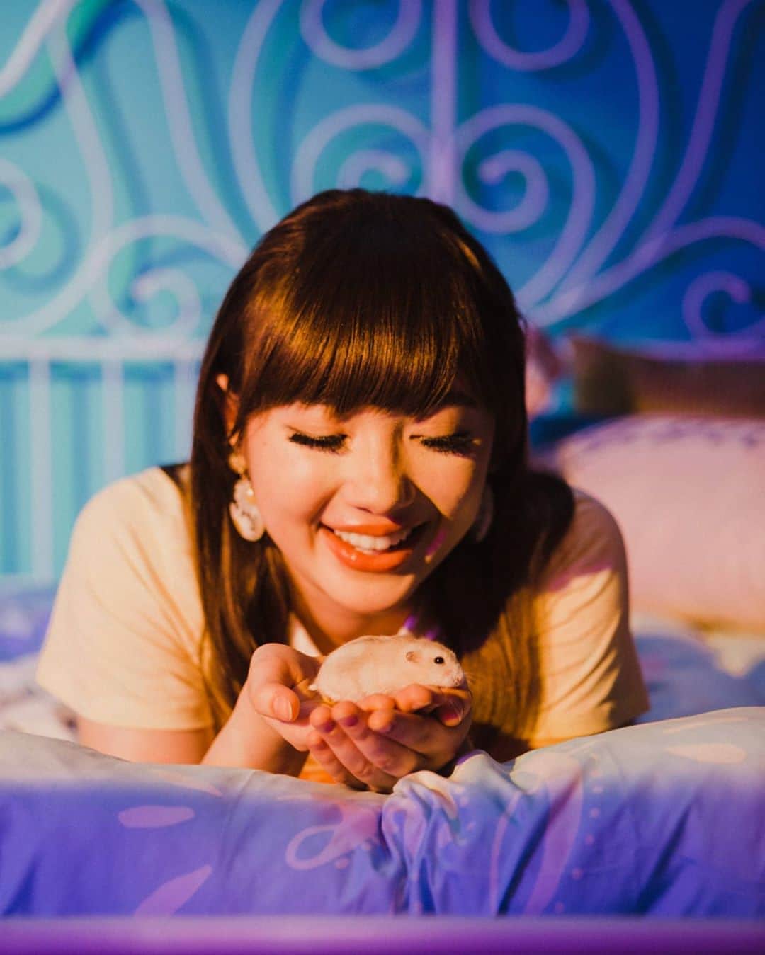 ヤンニーン・ワイゲルのインスタグラム：「During quarantine I thought of getting a dog quite a lot because the majority of my life I’ve always lived with a pet (several more pets later on), so moving away from home has been quite different, there was no wagging tail welcoming me home or the sound of claws scratching on my furniture anymore. I’m glad I didn’t get a dog during that time though, because now once I’ve started working on my new single I realised that I am (and I am going to be) super busy, and if I had gotten a dog during quarantine I probably wouldn’t been able to take care of it. Living by myself & being busy still didn’t stop me from getting a pet though! There’s a pet store nearby my house that I’d always walk by and I’d sometimes walk in just to look at the little pets they have. After a while, one day I spontaneously decided to buy a hamster and I honestly I don’t quite know what I was thinking, it’s like I just spaced out & next thing I knew I was already carrying a hamster back home LOL 😂 Although Steven has acted up a few times (like escaping his cage), taking care of a hamster has been fun so far…and he’s now gonna make his first debut in my music video too! Hahaha I’m very excited for you guys to see him in the video verryyyyy soon… 🌟」