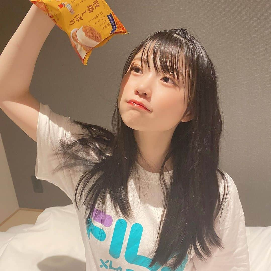 出口結菜さんのインスタグラム写真 - (出口結菜Instagram)「《🏪#コンビニ　#ファミリーマート》﻿ ﻿ 🍨牧場しぼりバスク風チーズケーキ味（¥151）﻿ ﻿ ﻿ 夜のアイス🌉🍦﻿ ﻿ ﻿ これほど美味しく食べれる時間はないんじゃないかっていう時間帯に食べてしまった﻿ ﻿ 新作の牧場しぼりのバスク風チーズケーキ味🧀✨﻿ ﻿ ﻿ ﻿ ﻿ ﻿ すごいチーズケーキ感が強くて、濃厚🤩🤩🤩﻿ ﻿ ﻿ ねっとりチーズケーキ味💛﻿ ﻿ バスク感は上に乗ってくるクッキーみたいな粉で表現してる感じ🧡﻿ ﻿ サクサクしてて美味しいし、結構味もついてるっ！﻿ ﻿ ﻿ ﻿ このアイスは全体的に濃厚♥️♥️♥️♥️﻿ ﻿ ﻿ 濃厚すぎって言っても良いぐらい😇﻿ ﻿ ﻿ それやのに143kcalって少なすぎん！？！🤯🤯🤯﻿ ﻿ ﻿ 350kcalぐらいある味💕﻿ ﻿ ﻿ ダイエット中の方のご褒美にも最高です！﻿ ﻿ ﻿ \開けるときにこぼしやすいから注意ですっ❤︎/﻿ ﻿ _____________________________________________________﻿ ﻿ ❤️エネルギー:143kcal﻿ 💗たんぱく質:2.7g﻿ 💛脂質:6.2g﻿ 💚炭水化物:19.1g﻿ _____________________________________________________﻿ ﻿ #牧場しぼり #バスク風チーズケーキ #アイス #🧀 #🍨 #glico #江崎グリコ  #コンビニアイス #🏪 #コンビニスイーツ #アイス部 #新作 #チーズケーキ #甘いもの #甘党 #夜食 #fila #tシャツ #sweet #ice  #instalike #instagood #instafood #食べ物 #食べ物グラム #グルメ #グルメ好きな人と繋がりたい #ラビグルメ」9月12日 21時22分 - yui_laby0622