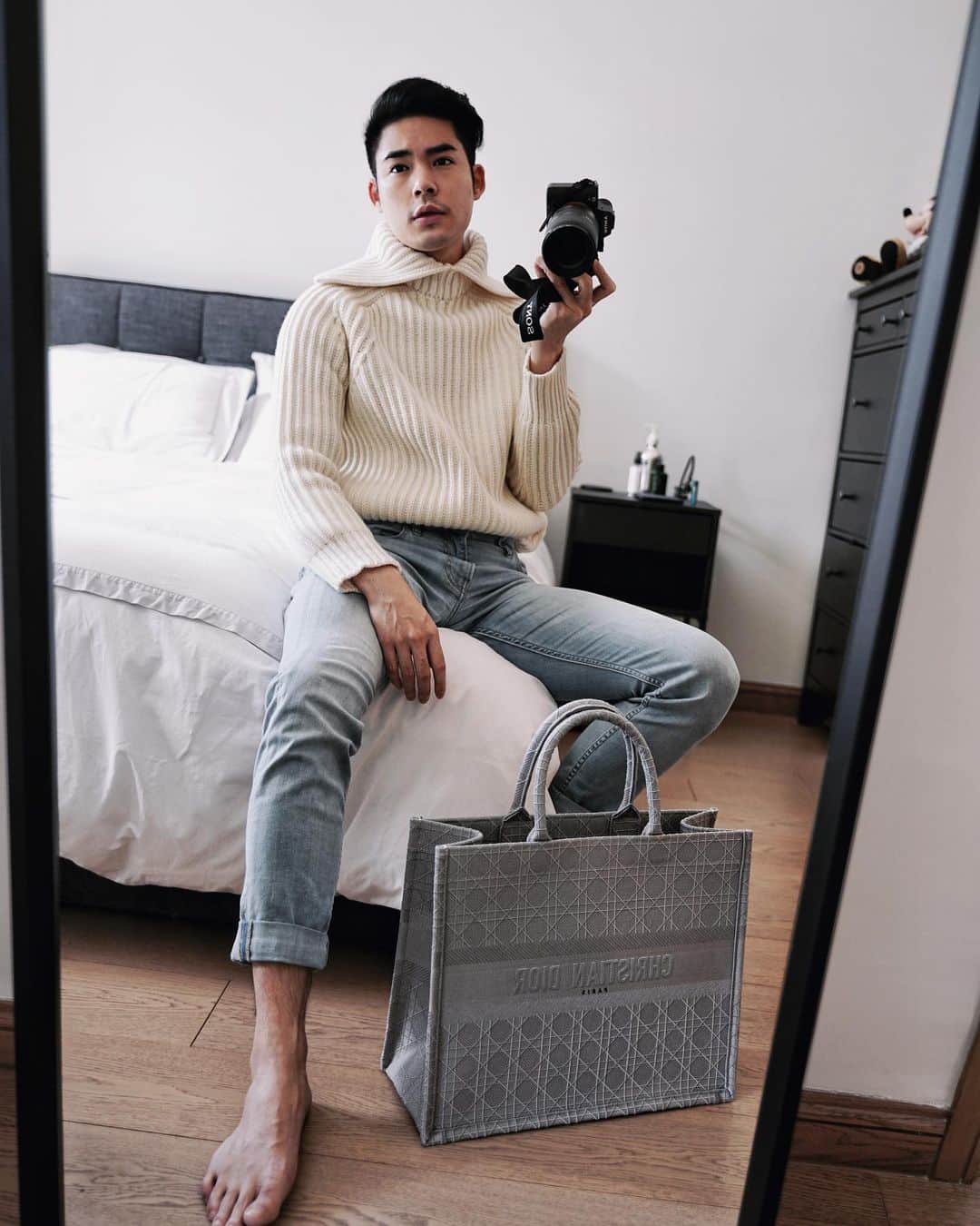 Christoffer Chengのインスタグラム：「Dreaming of sweater weather 😌 @dior @cerruti1881」