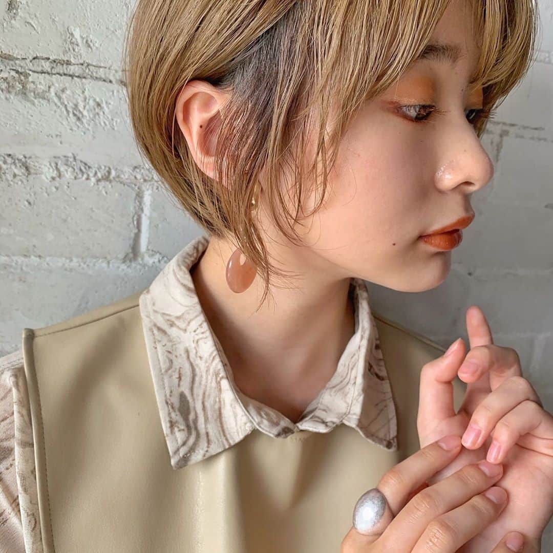 よしかわはるなのインスタグラム：「. @bellebianca_hayashi さんのサロンモデルをしてきました🤎 . 秋冬の撮影で素敵なメイクとヘアにしてもらいました🐻 . またよろしくお願いします☺️ .  #サロンモデル #サロモ #名古屋サロモ #名古屋 #モデル #名古屋サロンモデル #撮影 #撮影モデル #ショートヘアアレンジ #ショートアレンジ #ショートカット #ショートヘア #ショート #ヘア #ヘアアレンジ #ヘアスタイル #ヘアカラー #ブリーチ #salon #salonmodel #model #shorthair #hair #haircolor #hairstyles #つや肌 #オレンジメイク #秋冬」