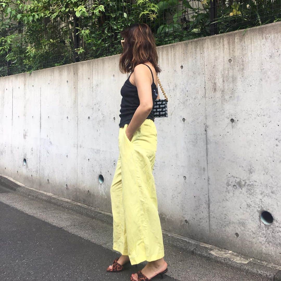 のインスタグラム：「今日は子供達とお家でまったり🏠 マック食べながら映画タイム🎬 夜ご飯は子供達と一緒に作って、 #クレヨンしんちゃん がやってたから みたけど、みさえかっこよかった🥺✨✨ さぁて仕事をしながら映画タイム。 娘さんは、届いた新作をチェックして 楽しんでます🤣🤣 #mamacoordinate tops #chromehearts #クロムハーツ  pants #mylan #マイラン shoes #lpa #revolve #リボルブミー  bag  #fvecフリマ」