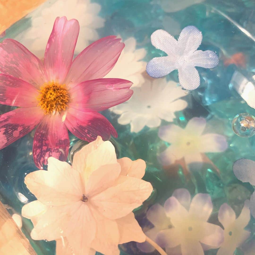 若林翔子さんのインスタグラム写真 - (若林翔子Instagram)「. . こどもたちからは (カリカリ梅が入っていた入れ物に) 綺麗なものをつめこんだオブジェのようなものをもらったよ〜😚  #プレゼント」9月12日 21時25分 - shokowakabayashi1685