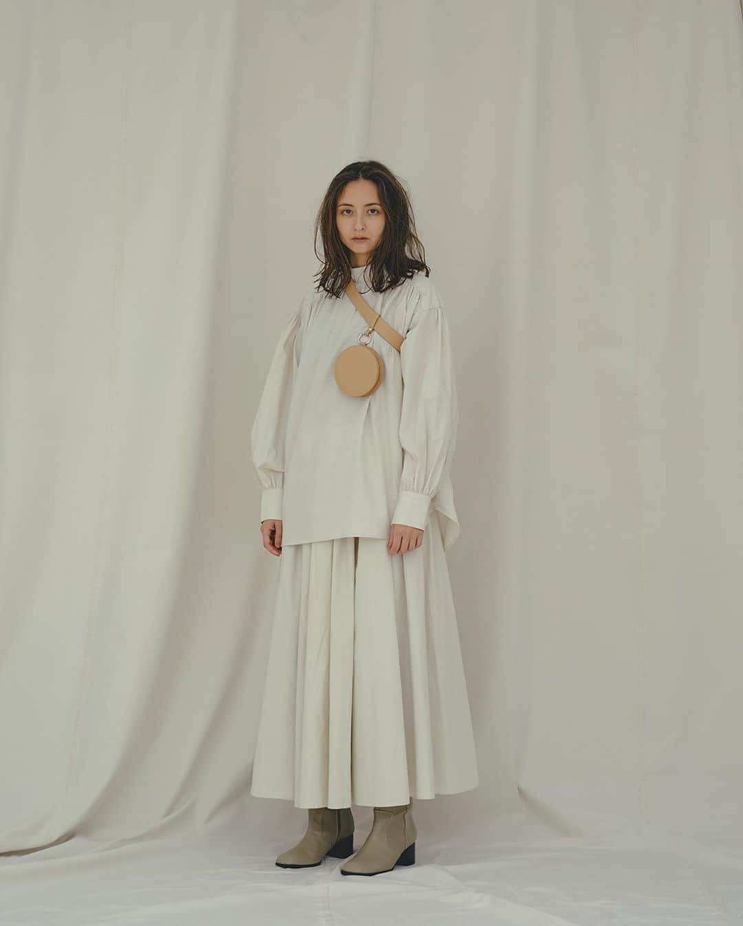 エリーローズさんのインスタグラム写真 - (エリーローズInstagram)「M_ See the unseen  MOUSSYからオールサステナブルの新ブランドが登場。 リサイクルペットやオーガニックコットンを使用したエイジレスでハイクオリティなラインです。 私と母 @maxinevancliffe の親子で共演しました。 ぜひ、幅広い年代の方に着てもらいたいです☺️ ㅤㅤㅤㅤㅤㅤㅤㅤㅤㅤㅤ  M_ 『エム  アンダーバー』  着ることによって 優しくなれる心地よい服 それは、纏う人だけでなく 他者と喜びを分かち合う=循環することで心身ともに満たされる服 強くしなやかなMOUSSYのスピリットを受け継ぐ 大人の女性のためのブランド  ㅤㅤㅤㅤㅤㅤㅤㅤㅤㅤㅤㅤㅤ Photographer @yuuukikumagai  Direction & Styling @otayukari  Hair & Makeup @mira0911   #m_  #Moussy  #Seetheunseen  #見えないものを見る時代」9月12日 21時29分 - ellirose