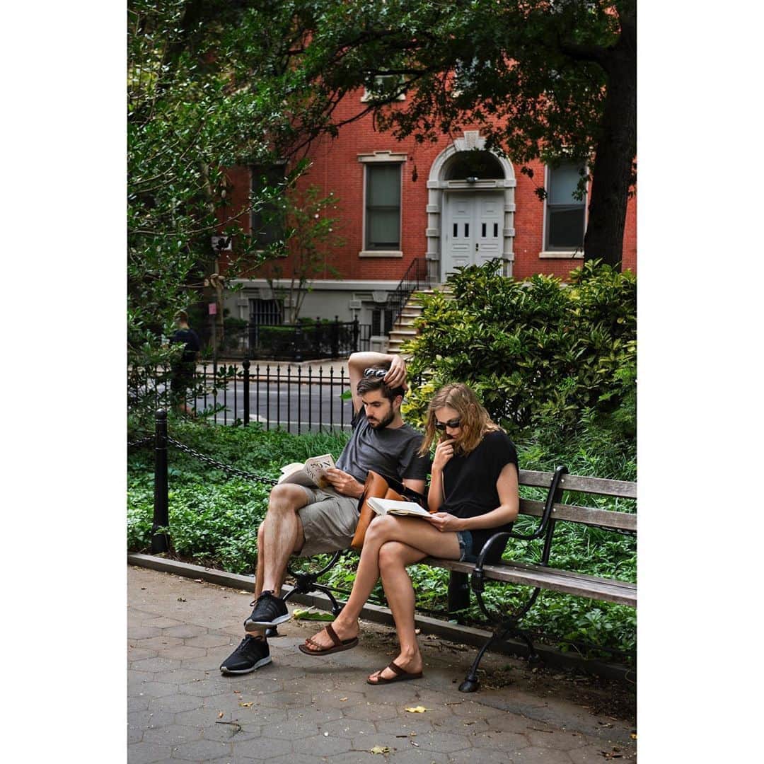 スティーブ・マカリーさんのインスタグラム写真 - (スティーブ・マカリーInstagram)「Washington Square Park, New York City, 2015.  #SteveMcCurry #NewYork #SteveMcCurryReading #washingtonsquarepark」9月12日 21時30分 - stevemccurryofficial