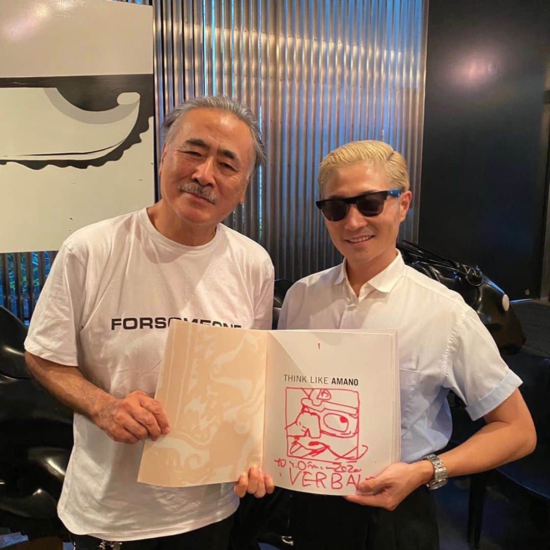 VERBALのインスタグラム：「天野喜孝先生のアトリエにお邪魔させて頂きました。著書にサインまで頂き感無量です！ありがとうございました！  Inspirational visit to Yoshitaka Amano’s Tokyo atelier, where I got to see his latest works and heard  firsthand about his legacies in anime and game character illustrations, Final Fantasy among one of his many creations⚔️  #yoshitakaamano  #thinklikeamano」
