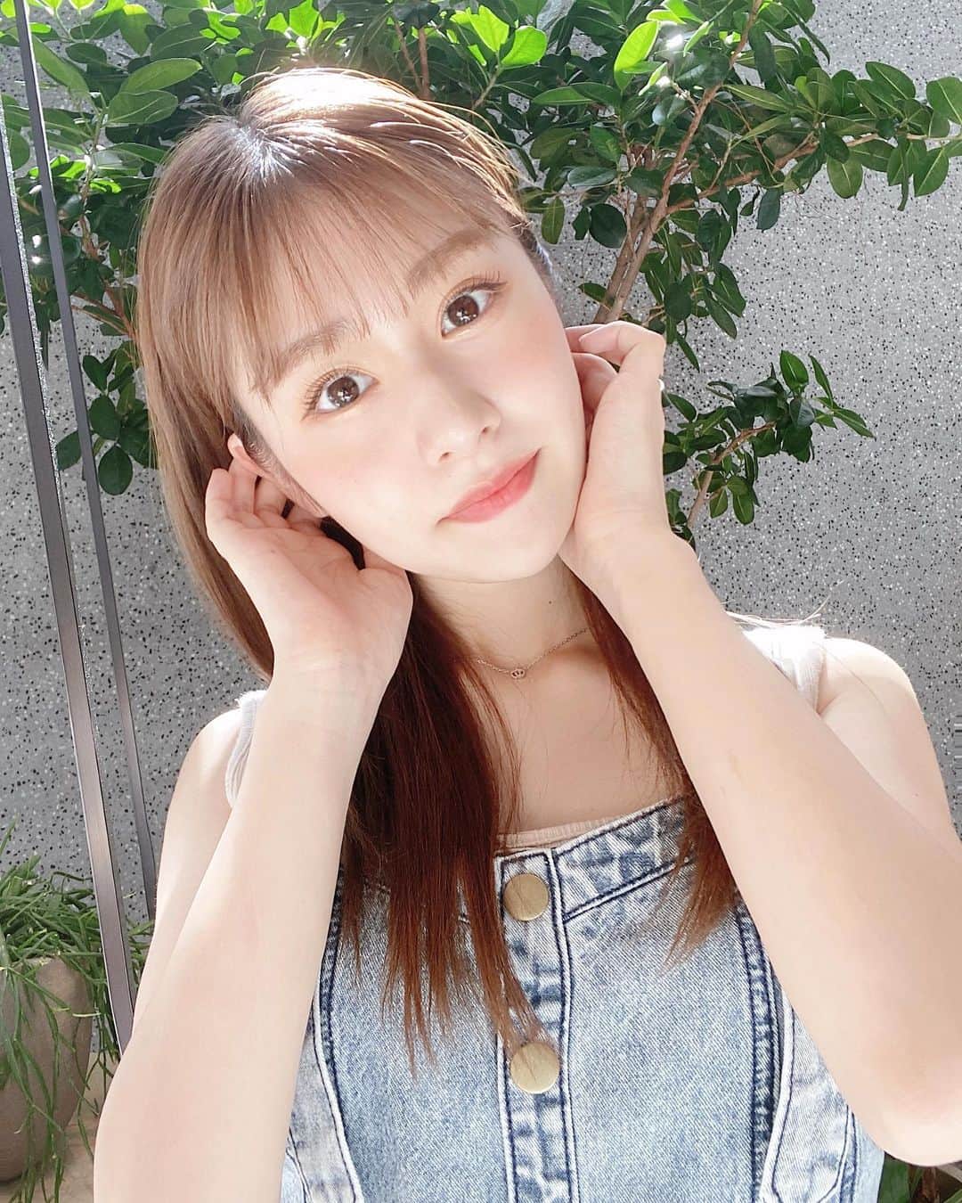 加藤美南のインスタグラム：「cipicipiのコスメを使ってメイクしてみた💄🧚🏻写真のリップは03ジェリーレッドを使ってて01メープルテラコッタもゲットしたどっちも可愛い好きアイライナーはさりげなくラインが引けて、グリッターは涙袋にとんとんってつけてうるうるにできる🥺おすすめコスメ💄 #cipicipi #ロフトコスメ」