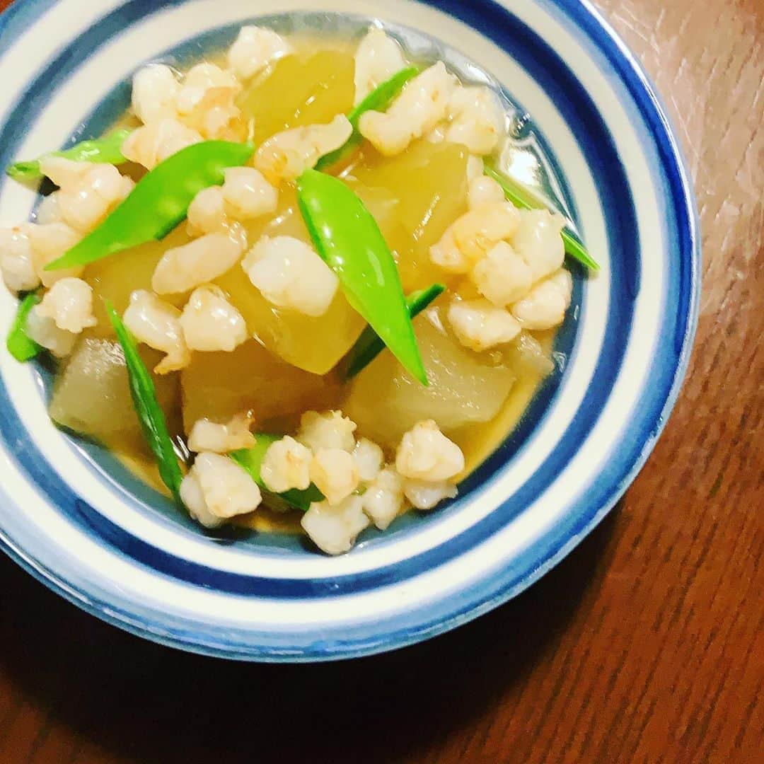 志摩有子さんのインスタグラム写真 - (志摩有子Instagram)「夏の終わりに身体に優しい和食を。冬瓜の炊いたのにたたき海老の餡。出汁にみりんと薄口醤油のみでシンプルに。美味しいつゆを吸った冬瓜がじゅわーっと。  #冬瓜のあんかけ  #冬瓜のたいたん #新道工房」9月12日 21時41分 - ariko418