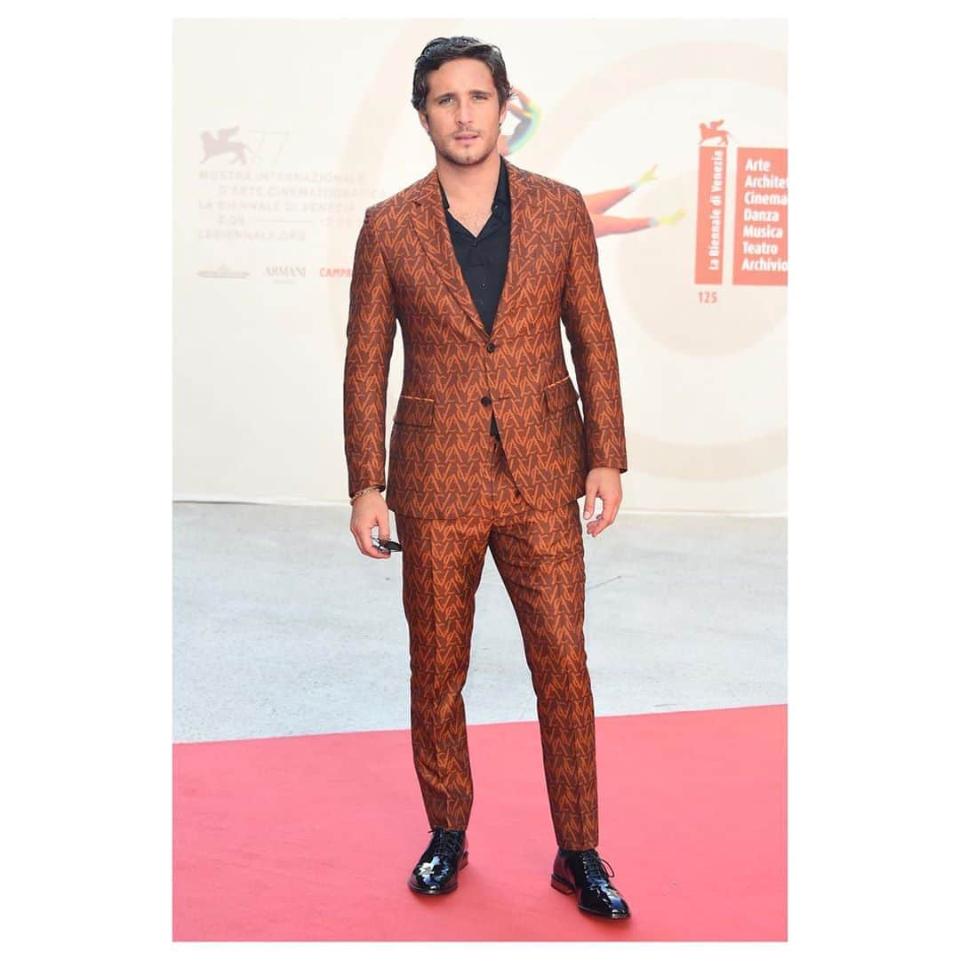 ジャンニヴェルサーチさんのインスタグラム写真 - (ジャンニヴェルサーチInstagram)「Little Gold Lion winner @diego attends the #VeniceFilmFestival in a caramel Versace suit with a GV monogram pattern. #VersaceCelebrities #Venezia77」9月12日 21時33分 - versace