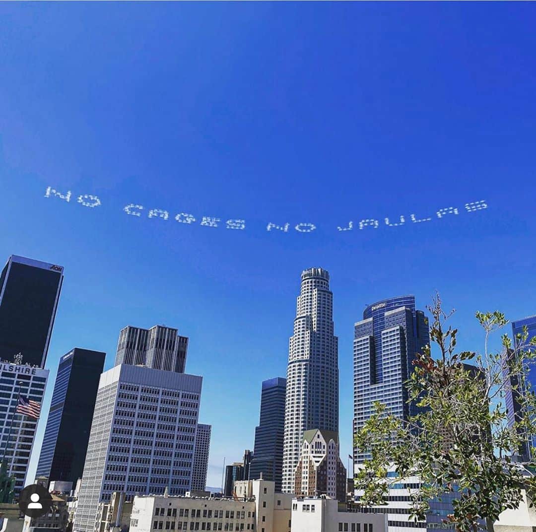 Grace Bonneyのインスタグラム：「This summer I was really moved by a project I didn’t get to see in person but experienced through Instagram, @inplainsightmap. Fairness, freedom, opportunity, and respect for human rights should be at the core of our immigration system. 80 artists alongside immigrant rights organizations and cultural partners have joined together via @inplainsightmap – a stunning effort to make visible the injustices of the largest immigration detention system in the world. Over the 4th of July weekend, messages were “sky typed” over detention facilities, immigration courts, borders, and other relevant sites. I have been horrified by many things the past few years, but particularly alarmed and angered by the treatment of immigrants, especially children. While the atrocities have faded from the headlines, public art projects like this make sure we don’t look away. You can visit In Plain Sight’s website for ways to take action and see their programming. https://xmap.us/take-action.  - @nogophoto   Image: NO CAGES NO JAULAS : @beatrizcortezflores : Los Angeles - Immigration Court - Olive Street : July3 : photo by Dee Gonzalez」