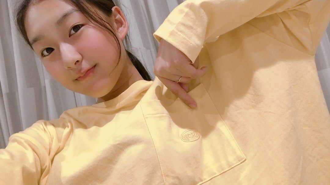 のインスタグラム：「まつりでーす😁 うちには大きいドラえもんのぬいぐるみがあるんですよね？😁 それで、さっきまで妹がそのぬいぐるみによしかかってYouTubeみてて、それをみたママが、なんかうちにギャルいる〜やだ〜って言ってました😂 あれのどこがギャルなんだか😂🤪  ある映画の公開が決定したんだ😁 結構、心情は複雑だけど、みにいきたい😂😂 恋愛モノって緊張しちゃうよね笑 #wawawaまつり #wawawa #ドラえもん #ぬいぐるみ」