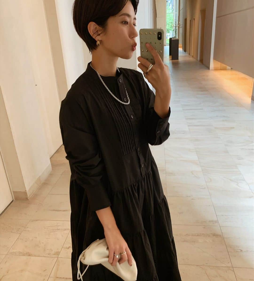 のインスタグラム：「😗🖤ぬぼ。 * 最近は、アクセがシルバーやったりゴールドやったりな気分⛓ * ここ何年かスタメンやったアクセから変えたいなーって時期♡ * #masaco服」