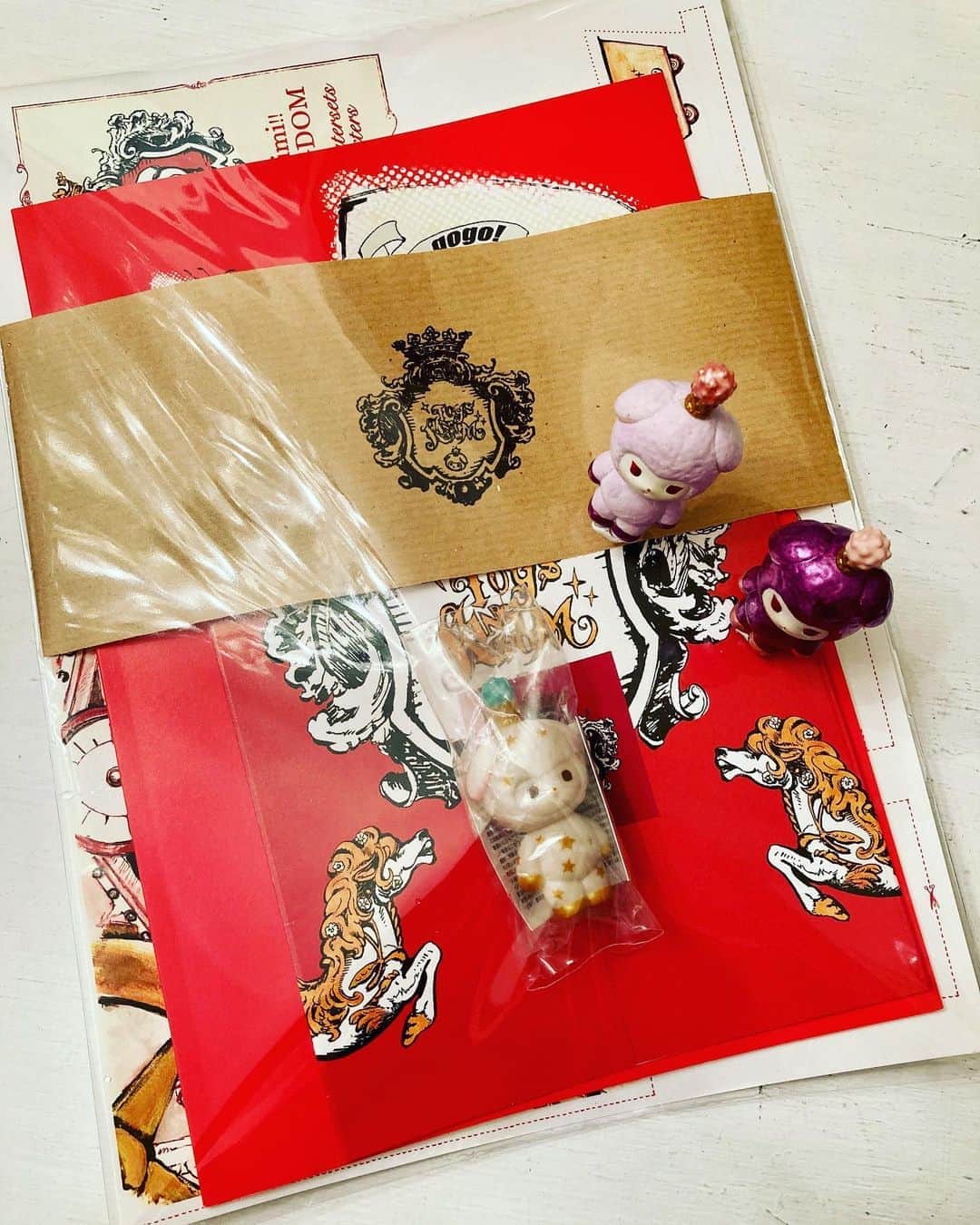 のインスタグラム：「『クックック…ミミたちをmimizine vol.04とともに閉じこめたわ。 ちょっと苦しそうだけど、まあいっときのガマンよ🦇😈🦇』  #発送準備完了ってことよ  #今日のミミちゃん🐏 #todaysmimi🐏 #sofvi #vag22  #medicomtoy #絵本  #manga #cartoon #cartoons  #painting #illustration #art #artwork #artist #picturebooks #Childrensbook #childrenbook #stuffed #softtoy #softtoys #stuffedanimals #stuffedsheep  #sheep #happy」