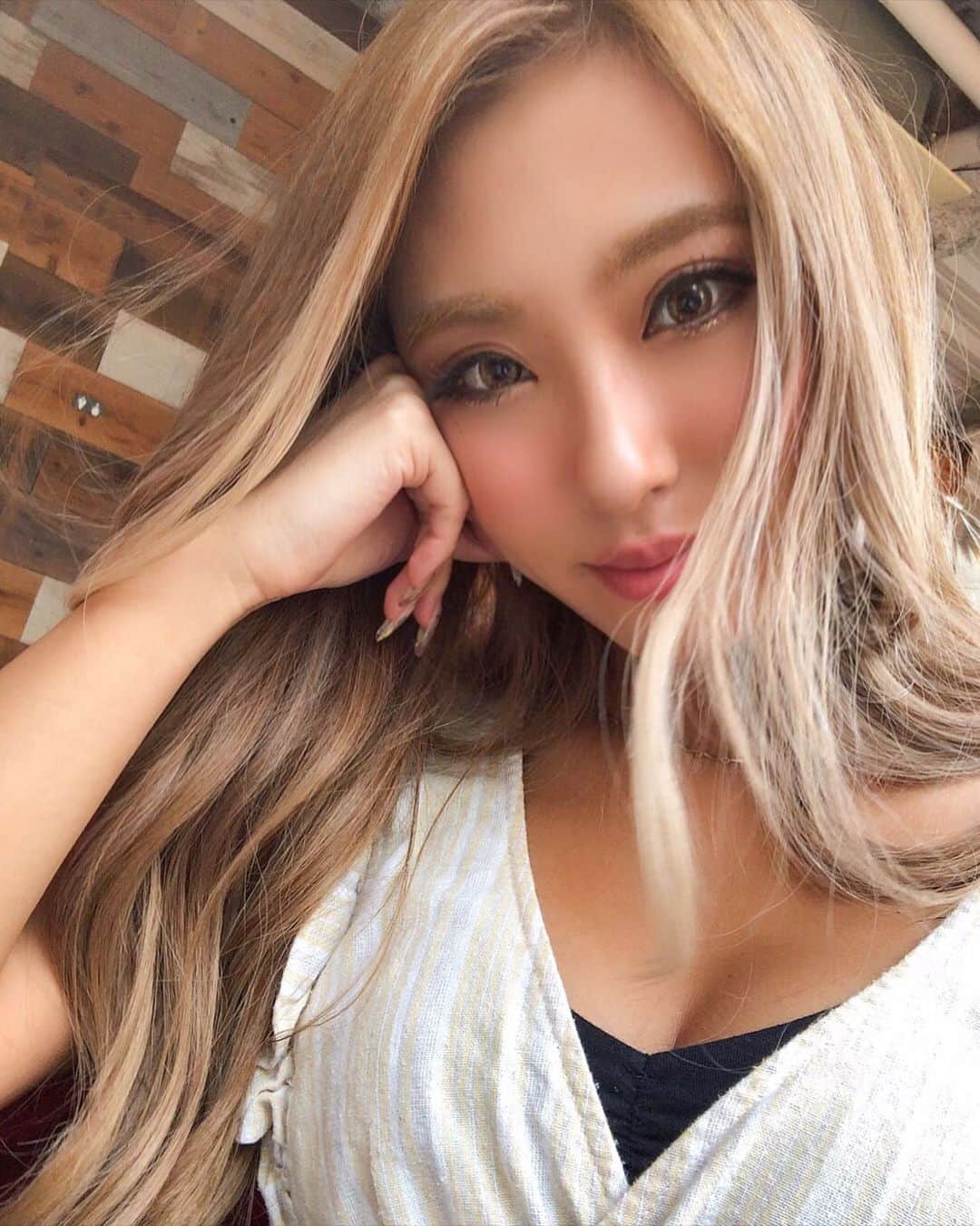 のインスタグラム：「昨日収録でいつものカラコンが裂けてて😫 爬虫類🦎みたいなカラコンしかなく いやいや付けたんだけど 案外良かった☺️❤️  明日はSUPERGT決勝です🔥🔥🔥  #ギャル　#黒ギャル　#セクシー　#黒ギャル写真集　#アマゾン　#ビキニ　#水着　#日焼け #黒肌　#日サロ　#ギラギラ　#グラビア　#コスプレ　#水着  #強め　#金髪 #撮影　#写真集　#プラチナムプロダクション  #gal #amazon #giragira #bikini #japan #japanesegirl #camera #calvinklein」