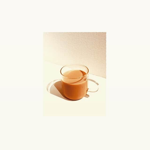青波凜のインスタグラム：「ガラスのコップ。 透明なコップで飲むと、なんだか特別な飲み物を飲んでいるような気がします。 私はこれでミルクティーや自己流チャイラテを飲むのが好きです。 ・ このコップはinlivingさんが使用していたのを見ていいなと思い、購入しました。 このことについて9/7のインスタライブでお話しています。 その様子はIGTVを聞いてもらえると嬉しいです。 ・ イギリスへ行ってから、砂糖なしのミルクティーをよく飲むようになりました。9/10の配信でイギリスのお菓子についてお話したとき、ビスケットとミルクティーをずっと飲み食いしながら勉強していたことを思い出しました。 ・ 次回のインスタライブは 顔出し配信をします！明日9/13(日)11:30からです！ ・ ラジオ風ライブ配信は9/17（木）23：00～。 たくさんお話しましょう☺︎ ・ #青波成長日記」