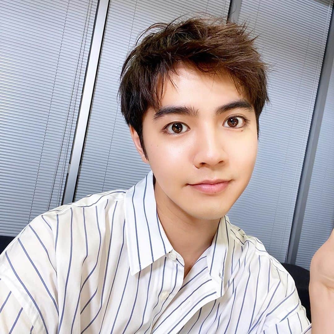 GENERATIONS高校TVのインスタグラム：「🐶涼太の自撮り写真🐶﻿ もらいそびれた人に特別公開〜！﻿ ﻿ GENE高なかのヒト﻿ 勝手にLIVE×ONLINEコラボ企画！﻿ ﻿ "涼太が歌うこの歌が好き！"﻿ "LIVE×ONLINEで聴きたい歌"を﻿ みんな教えてね🐶💛﻿ ﻿ 公式Twitter﻿ @gene_kou で検索🔍﻿ -----------------------------------﻿ #gene高 #ジェネ高 #generations高校tv #gene #generations #ジェネ #ジェネレーションズ #generationsfromexiletribe #ldh﻿ #白濱亜嵐 #片寄涼太 #数原龍友 #小森隼 #佐野玲於 #関口メンディー #中務裕太 #ジェネ犬 #geneファンさんと繋がりたい #ldhファンさんと繋がりたい #少年クロニクル」