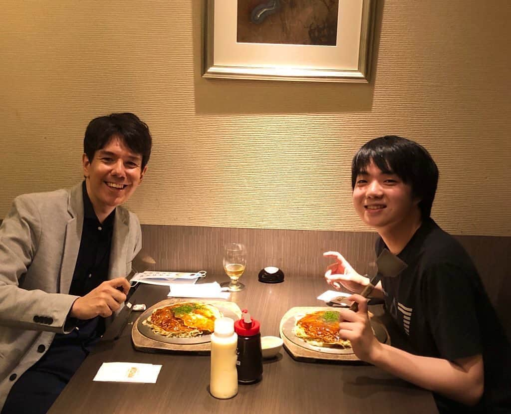 金子三勇士さんのインスタグラム写真 - (金子三勇士Instagram)「Warming up with #MaoFujita @maof1128 for tomorrow's concert in Hiroshima!  @japanarts_corp  @umusicjapan  @naxosjapan  @intermusicaltd  @steinwayandsons  #MiyujiKaneko #SteinwayArtist #piano #duo #Hiroshima #藤田真央 #金子三勇士 #ピアノリサイタル #ピアノデュオ #広島 #先輩後輩 #広島焼き #東京音大 #ピアノ #ピアノリサイタル  #蜜蜂と遠雷」9月12日 21時43分 - miyujikaneko_official