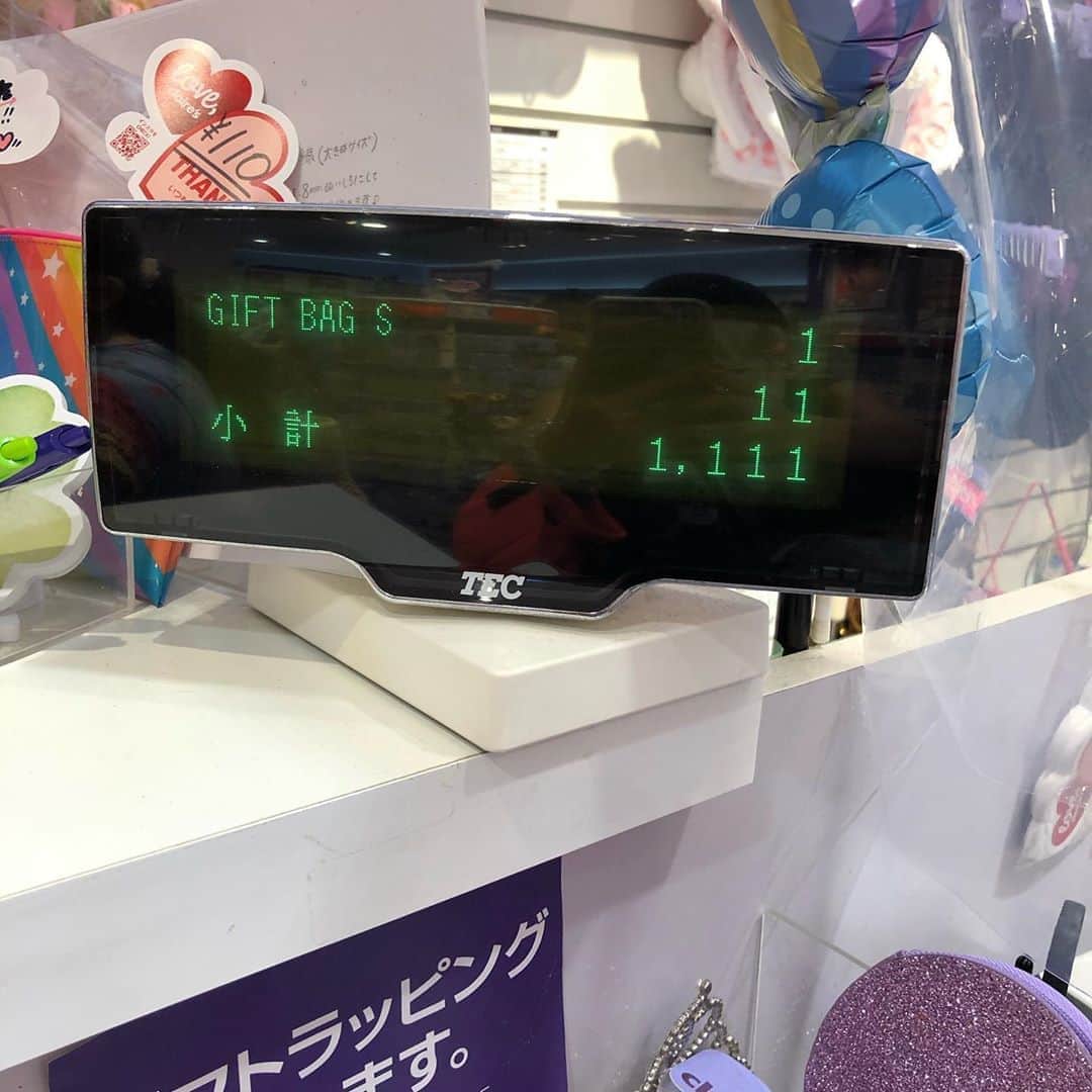 のインスタグラム：「ムネくんのお友達への🎁を買いに行ったらなんかいい事ありそうな1並び❣️ ・ ・ しかし久しぶりに　@clairesjapan に行ったら まさかの日本からオール撤退しちゃう事を店員さんから聞いてビックリ😭‼️💦 ・ ・ 海外のショッピングモールに来たみたいな気分になれるから大好きだったのにぃ〜😭💖💖💖 ・ ・ Wで思い出深い #お誕生日プレゼント  #youtube  #ムネまりチャンネル  #グッドボタン👍 #チャンネル登録お願いします 🛎✨ #プロフィールから飛べまーす ❤️ #山田まりや #ムネくん #親子 @central_official_  #小学2年生 #7歳 #男の子 #ママ #hairstyle #color #pink #instagood #instalike #instafashion #instadaily #love #loveislove」