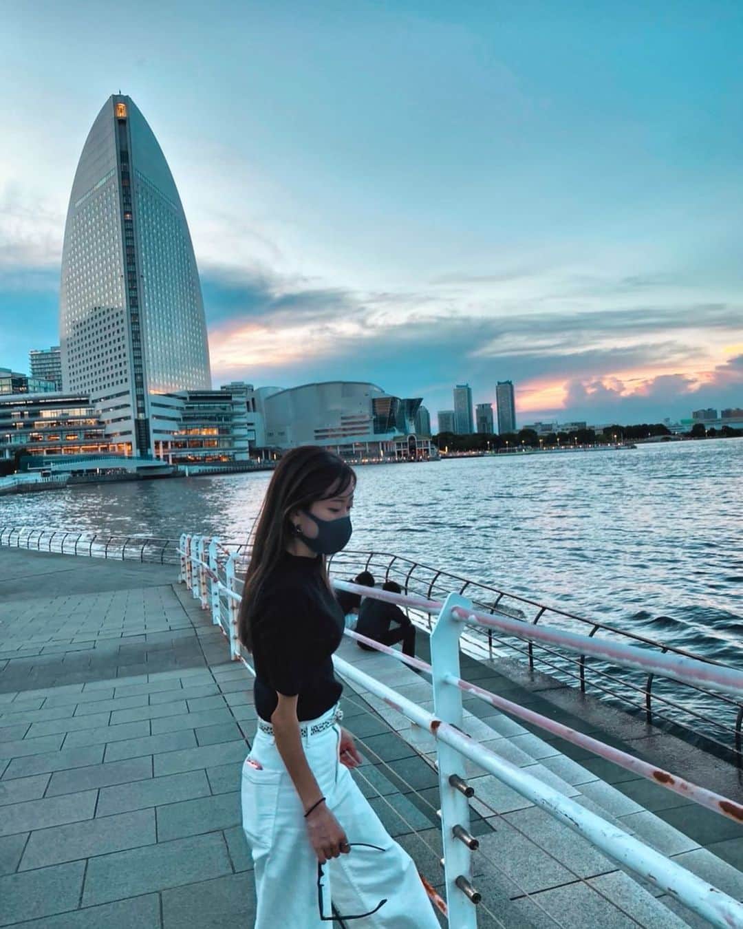 菜々香のインスタグラム：「すっきりとした気持ち。🌙 色々な事に一つずつ取り組んでいる。 まだまだ先の事は本当にわからない。 でも前向きに考えて動いていく事が大事だ。 頑張るよ。頑張ろう。✌︎  ---------------------------------------------------- Youtube 配信LIVE 決定! ✌︎✌︎✌︎✨ ▼9.26(sat) 21:00〜 Series “Duo” ~Intimately...Yours~ vol.1 Nanaka x Mari   ▼配信先　 youtube.com/mariishida  ▼ミュージックチャージ制 （値段設定は皆さんに決めてもらいます😘是非ご協力のほうお願いいたします）‼︎ mosh.jp/mariishida  #海#癒し#夏の終わり#コーディネート#sea#eveningsky#sunset#mood #fashionstyle#fashion#outfit#style#YOLO#girl#japanesegirl#photography #instagood#instaphotography#nanaka」