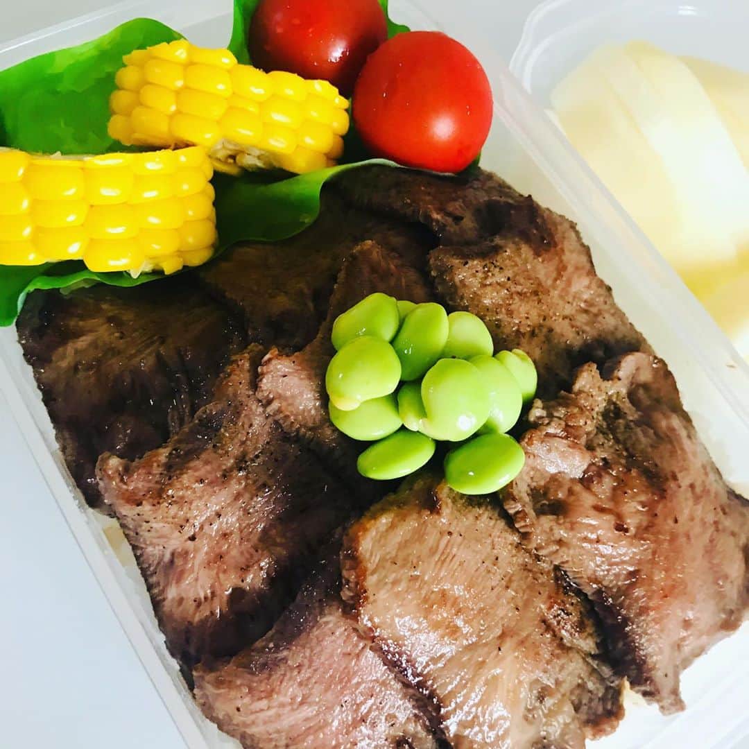 吉岡美穂のインスタグラム：「金曜日のお弁当🍱 牛タン弁当🍙  #中学生タッパー弁当 #お弁当おかず #中学生弁当 #牛タン弁当」