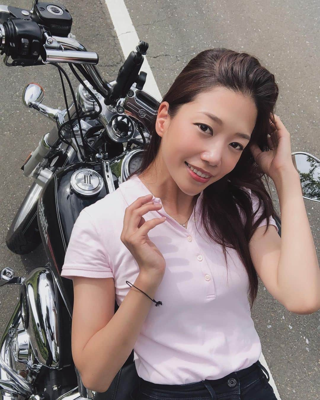 中嶋真緒さんのインスタグラム写真 - (中嶋真緒Instagram)「﻿ ﻿久しぶりのメンバーでの ツーリング🏍 めちゃくちゃ楽しかった💓 暑くて写真がテカテカなのが 残念😂♥️🙍‍♀️  本日は名古屋〜滋賀 300キロツーリング🙆‍♀️ （帰り道課金）笑  ﻿ ﻿ ﻿ #課金 #高速道路 #高速道路好き  ﻿  YouTubeチャンネル🐮 アスファルトカウガールで検索！  #まおのバイク #ヤマハバイク #ハーレー　#ハーレー女子　#バイク #大型#アライ #バイクツーリング #バイク女子 #bikegirl #scr950 #yamaha #yamahaが美しい #女子ツーリング #バイク女子と繋がりたい #バイク好きな人と繋がりたい #レディースバイク #レディースバイカー」9月12日 21時56分 - mao.nkjm