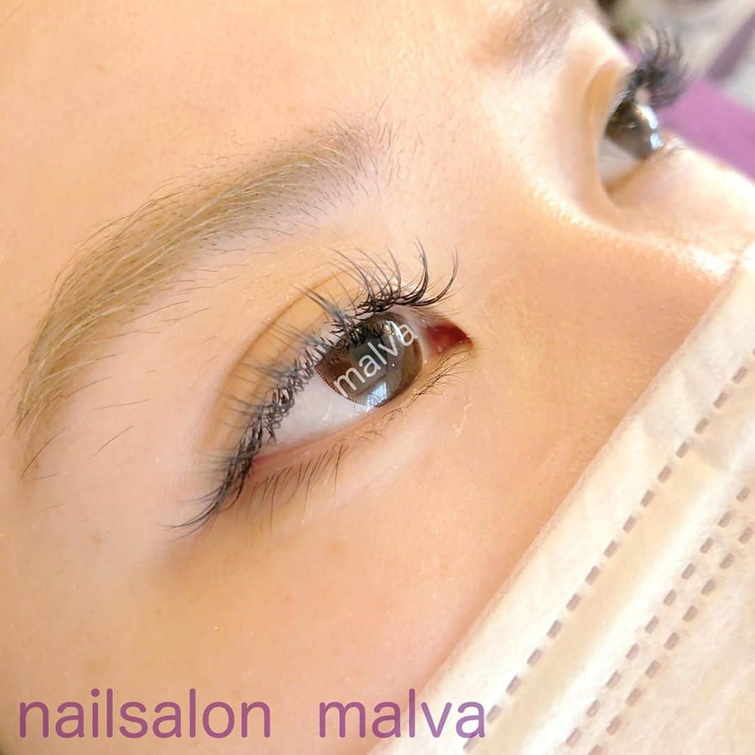 nailsalon malva（ネイルサロンマルヴァ）さんのインスタグラム写真 - (nailsalon malva（ネイルサロンマルヴァ）Instagram)「※malvaではお客様1人1人ご来店ごとにシーツを毎回変えさせていただいております☺️⠀ 何時にご来店いただいてもオープン1番目のお客様と同じ環境です💡⠀﻿ ⠀﻿ まつ毛エクステでふぁさふぁさなまつ毛に✨﻿ ﻿ こちらは、﻿ C、D、Jカール﻿ 太さ0.15﻿ タレ目デザイン👀﻿ 長さ9.10ミリ﻿ 160本﻿ ﻿ です☺️﻿ ﻿ 長さがほしい方は断然まつエク👀﻿ ﻿ ⠀﻿ ﻿ ﻿ ⠀﻿ ※ただ今新型コロナウイルス感染者数が急増しておりますが、厳しい来店規約と万全の感染対策（詳細はHPに全て掲載）をしておりますので、⠀⠀⠀﻿ ご覧になった上で来店可能かどうかご確認の上ご予約お願い致します🙇‍♀️⠀⠀⠀﻿ ⠀⠀﻿ ⠀﻿ ⠀﻿ ⠀﻿ 〜𝐬𝐰𝐢𝐩𝐞で動画もご覧ください〜⠀﻿ ⠀﻿ ♥ ♥ ♥ ♥ ♥ ♥ ♥ ♥ ♥ ♥ ♥ ♥ ♥⠀﻿ ⠀﻿ 𝐧𝐚𝐢𝐥𝐬𝐚𝐥𝐨𝐧 𝐦𝐚𝐥𝐯𝐚⠀﻿ ⠀﻿ ⠀﻿ ご予約・お問い合わせ⠀﻿ LINEからお願いします⠀﻿ LINE ID→《@malvaで検索🔍》⠀﻿ ⠀﻿ まつげメニュー・料金表は⠀﻿ プロフィールにある⠀﻿ HPからご覧ください✯*･ :.｡⠀﻿ ⠀﻿ ⠀﻿ #malvaアイラッシュ#アイラッシュ#malva#マツエク#まつえく#メイク#美容#eyelashes#eye#まつげエクステ#まつエク#nail#eyelash#アイリスト#アイメイク#ネイル#beautysalonmalva#アイリスト募集#makeup#アイメイク #まつげカール#beauty#まつ毛パーマ#cosmetics#まつげ美容液#春メイク#エニシーグローパック正規取扱店#エニシーグローパック #リアムール正規取扱店#エキスパートローション﻿」9月12日 21時56分 - malva_nail